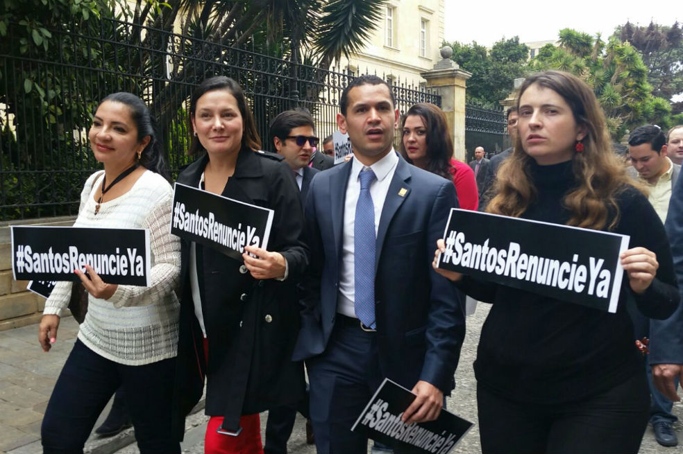 Plantón uribista frente a Casa de Nariño en defensa de Santiago Uribe
