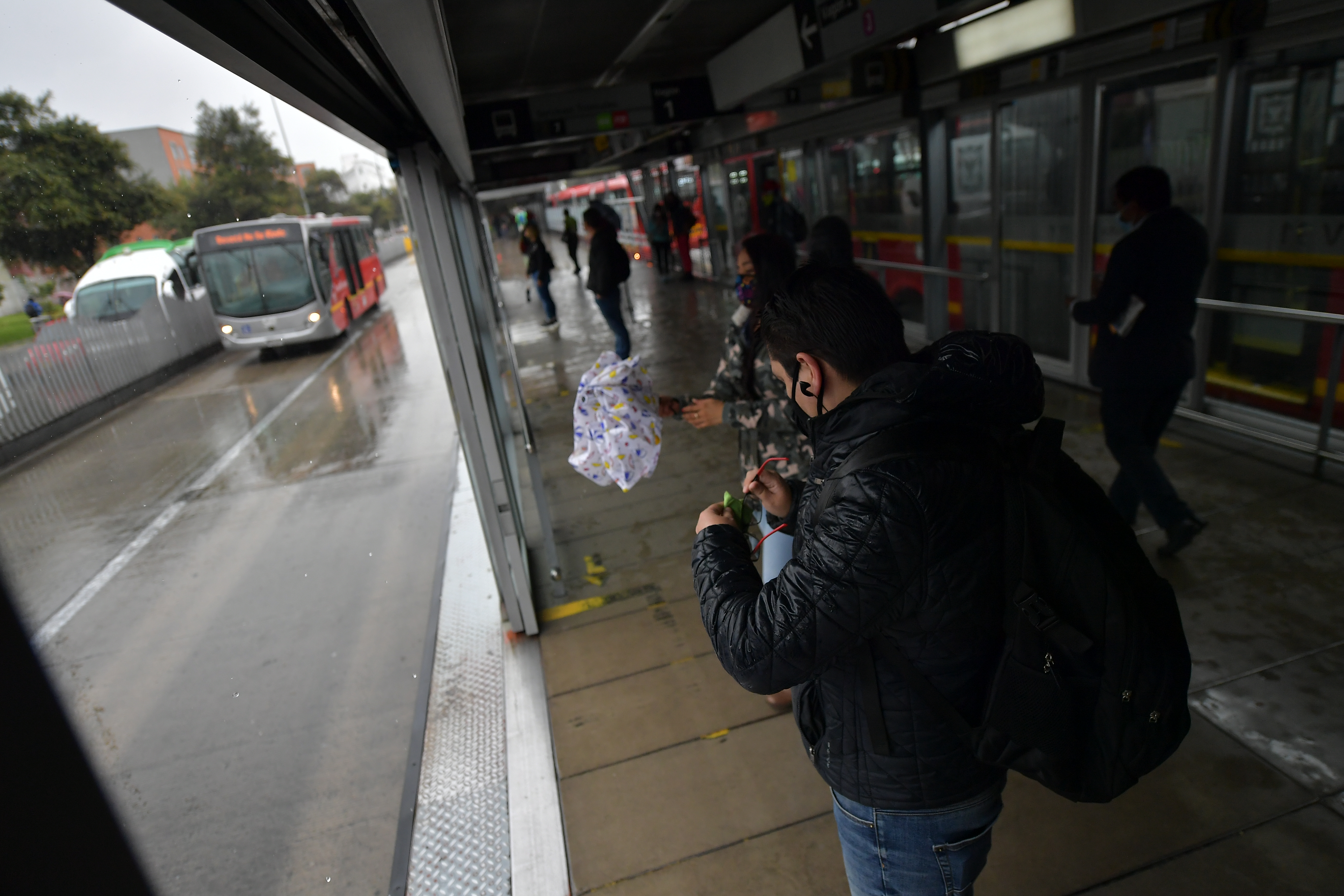 “Me arrastraron hasta la puerta”: mujer víctima de robo en estación de Transmilenio