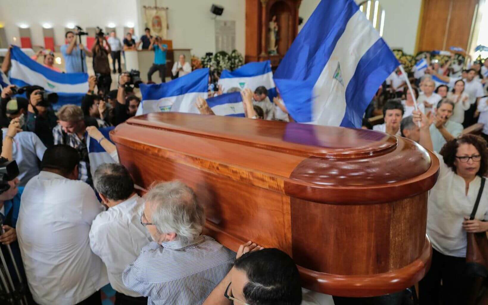 Sandinistas profanan misa de cuerpo presente del poeta Ernesto Cardenal en Nicaragua