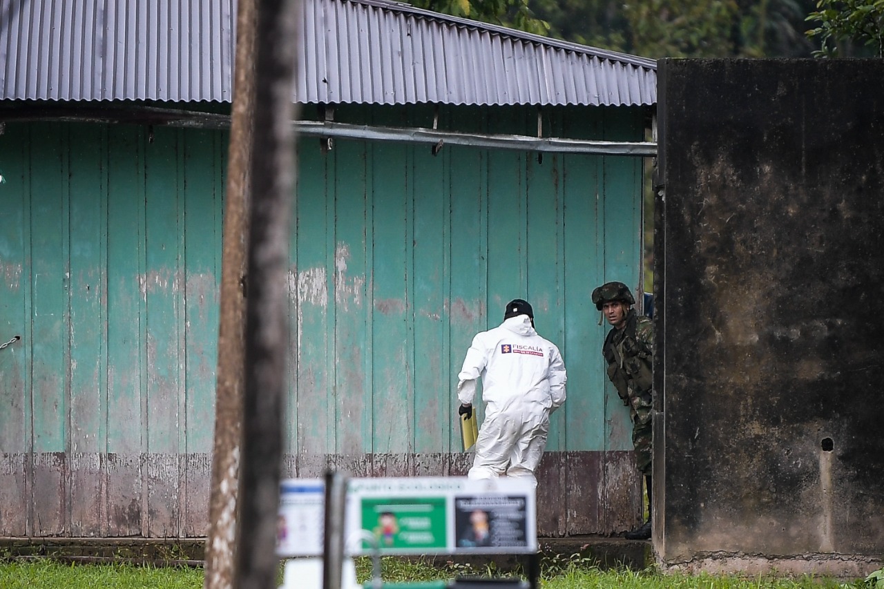 El sábado 2 de abril, en los lugares donde la Fiscalía adelantaba las pesquisas y recogía material probatorio, había presencia cercana de militares.