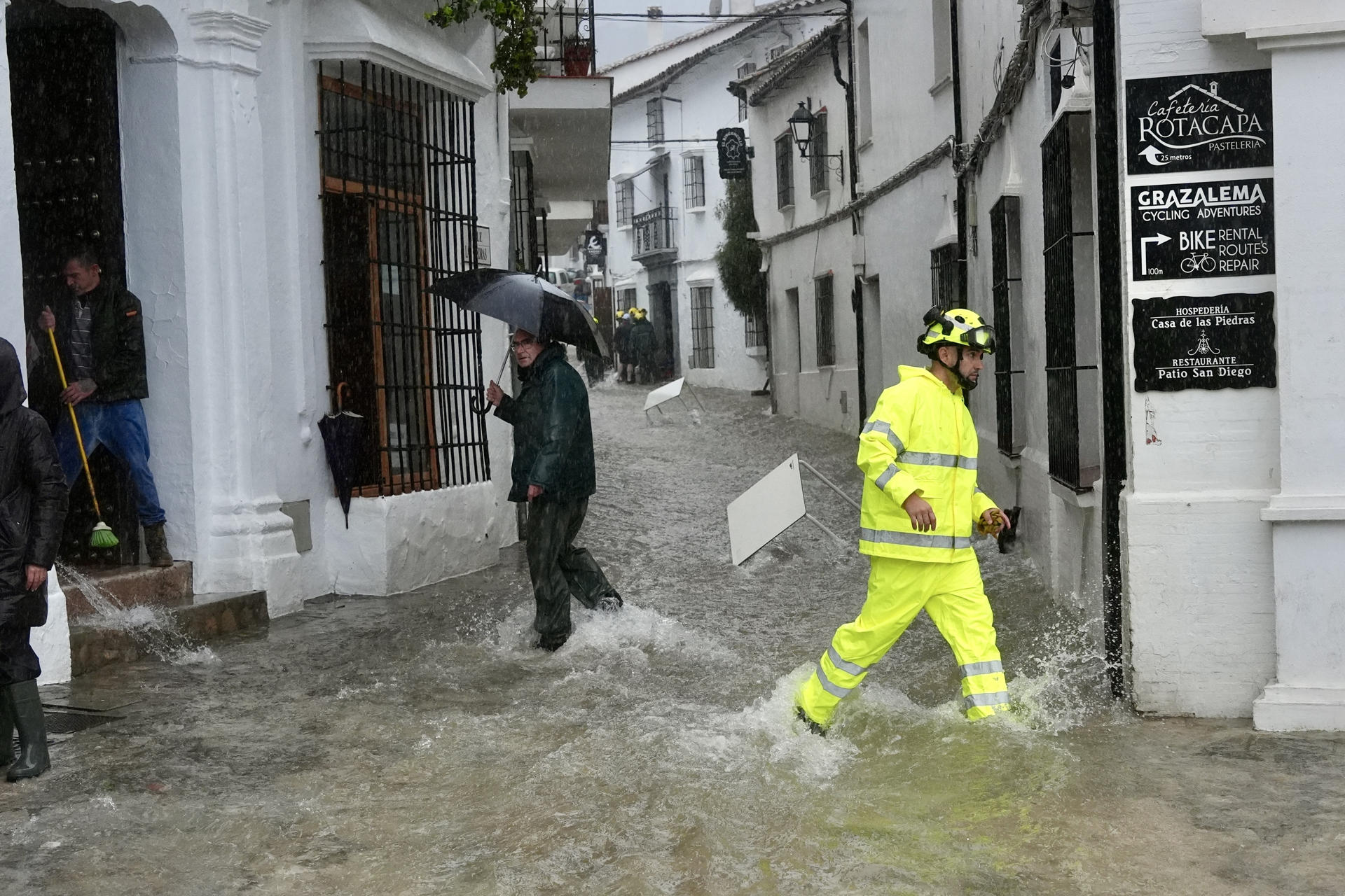 Lluvias torrenciales azotan España: miles evacuados y parálisis en transportes