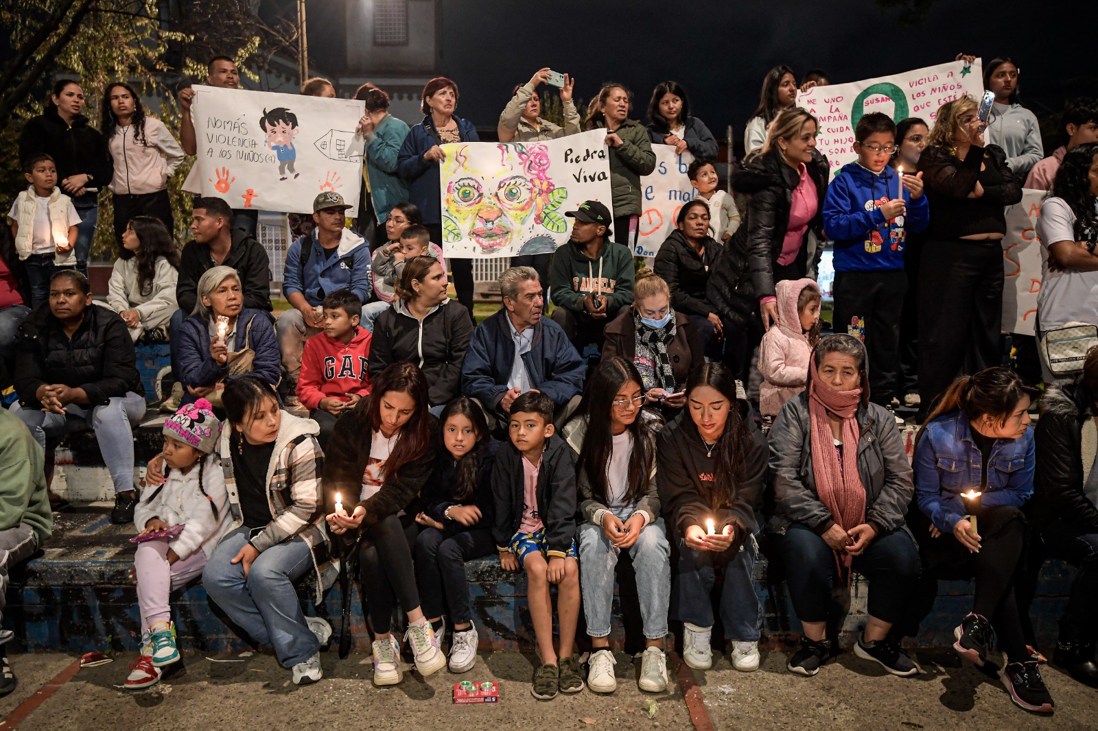 Los vecinos mostraron su dolor y solidaridad con la madre de los niños, sobreviviente del episodio de violencia que desencadenó en la muerte de sus hijos.