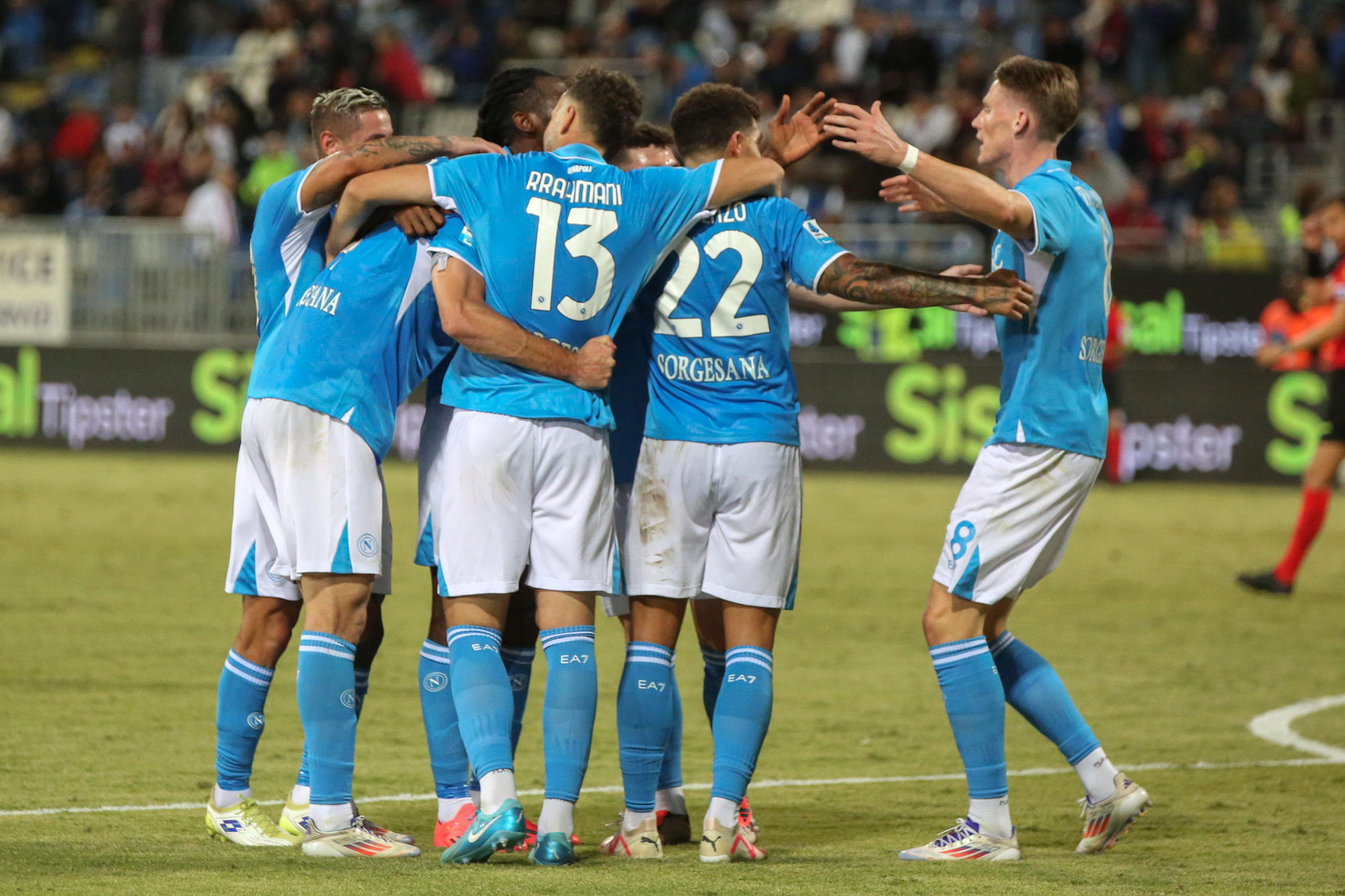 Cagliari (Italy), 15/09/2024.- Players of Napoli celebrate the 0-4 goal during the Italian Serie A soccer match between Cagliari Calcio and SSC Napoli, in Cagliari, Italy,15 September 2024. (Italia) EFE/EPA/FABIO MURRU