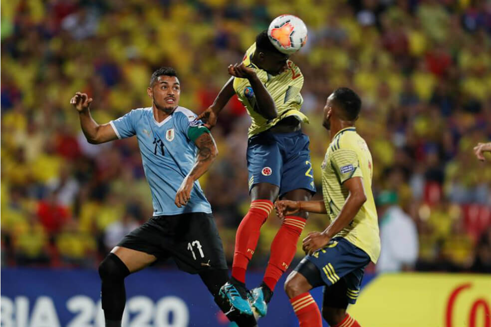 Eddie Segura (Colombia) y  Emanuel Gularte (Uruguay) en la disputa de un balón aéreo. / EFE