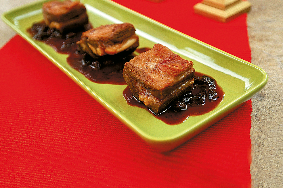 Costillas de cerdo ahumadas con salsa de vino tinto y ciruelas pasas