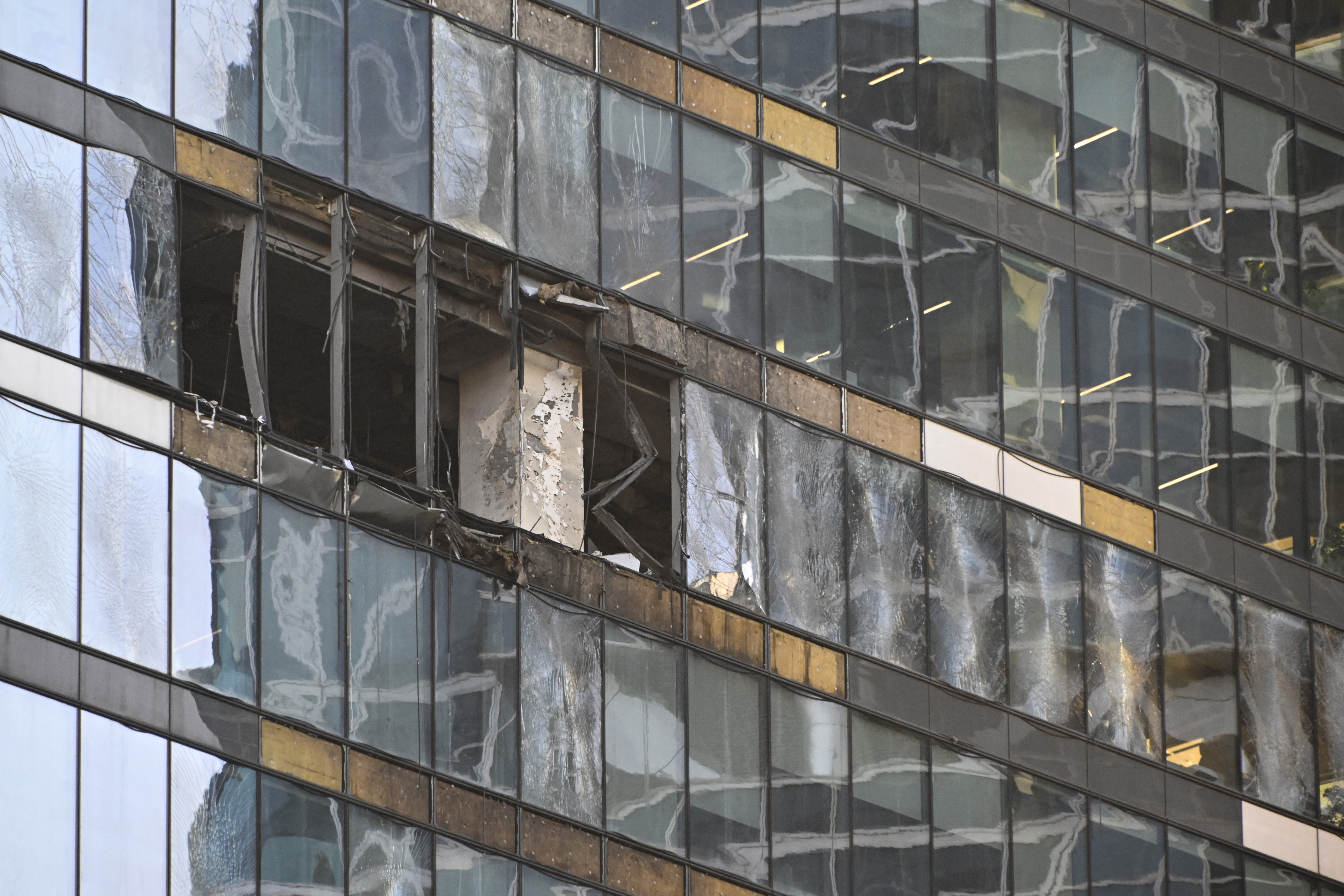 Un dron golpeó un edificio comercial en Moscú; cierran el aeropuerto internacional