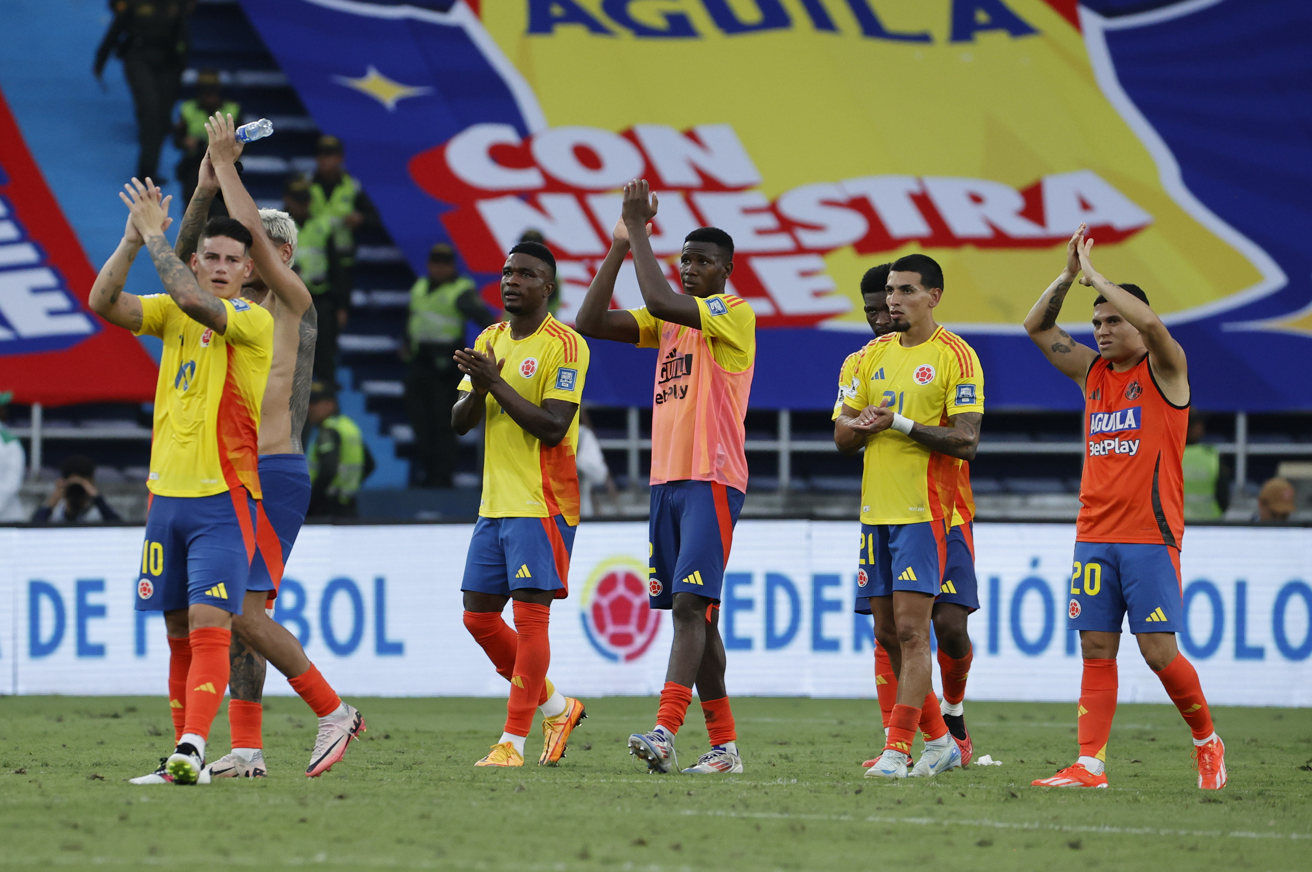 AMDEP6771. BARRANQUILLA (COLOMBIA), 10/09/2024.- Jugadores de Colombia se despiden este martes, al final de un partido de las eliminatorias sudamericanas para el Mundial de 2026 entre Colombia y Argentina en el estadio Metropolitano en Barranquilla (Colombia). EFE/ Mauricio Dueñas Castañeda