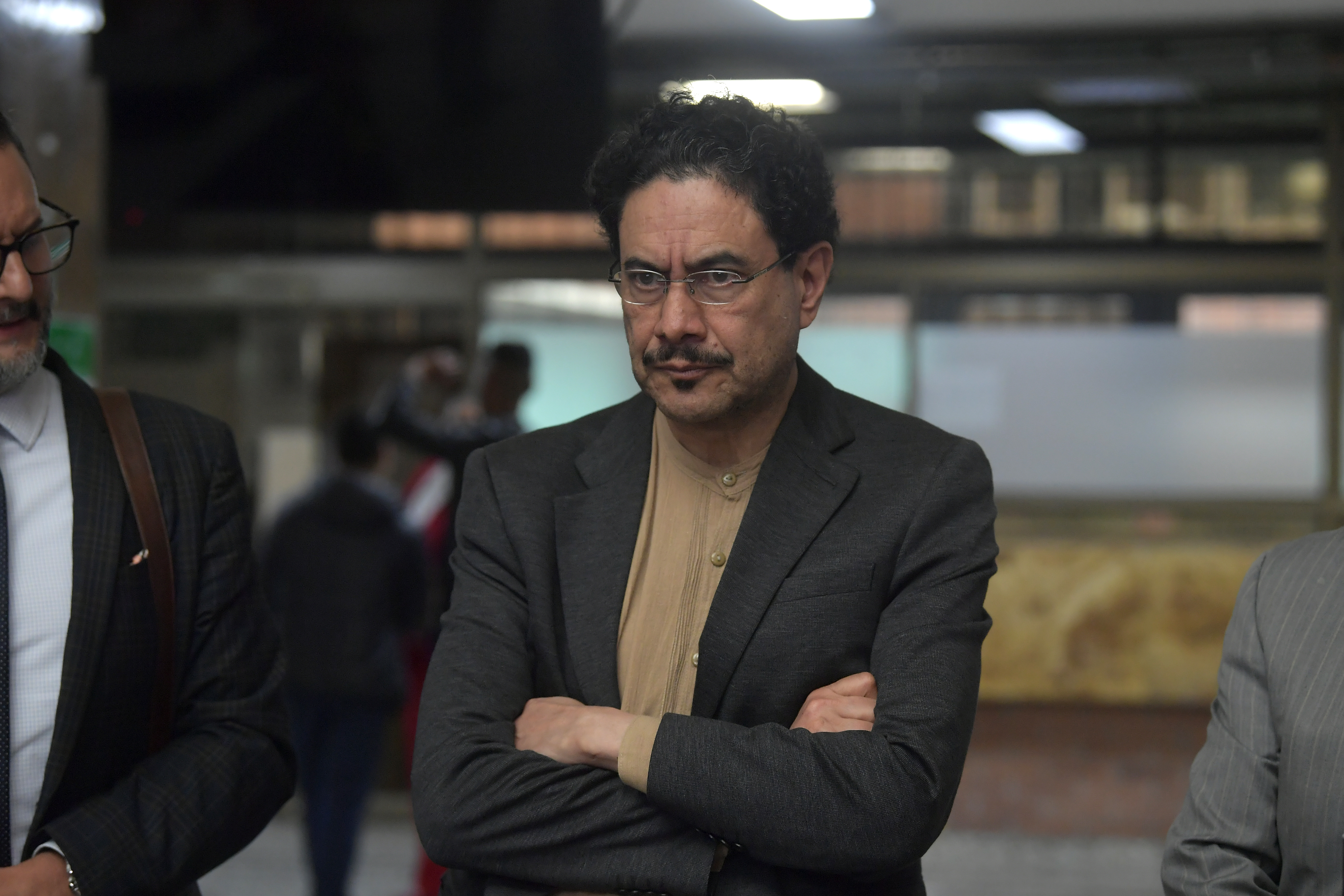 Senador acreditado como víctima, en la tercera jornada del juicio contra el expresidente Álvaro Uribe, en los juzgados de Paloquemao, diligencia que fue aplazada porque no se presentaron los abogados del expresidente.