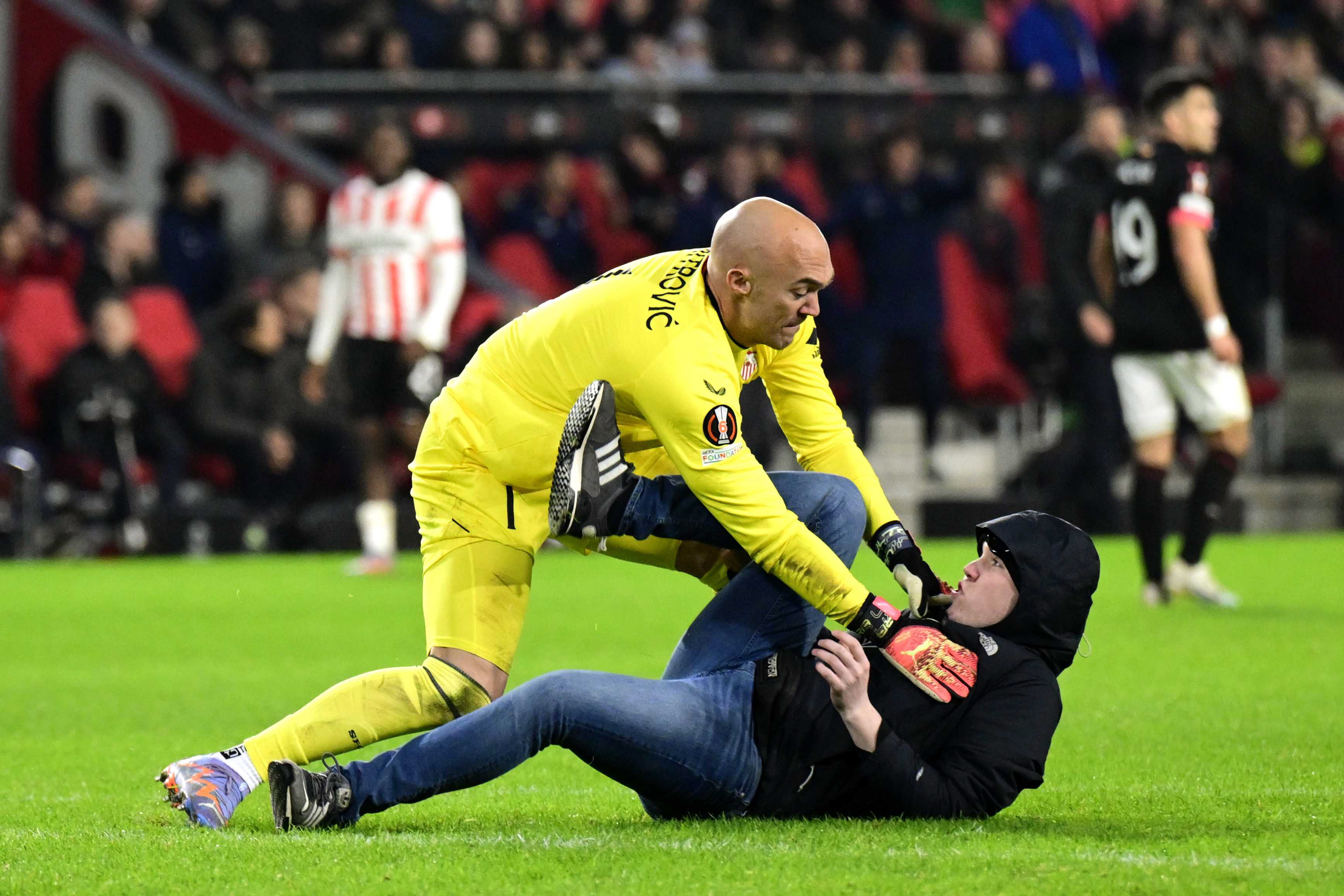 También pasa en Europa: hincha saltó al campo de juego y atacó al portero del Sevilla
