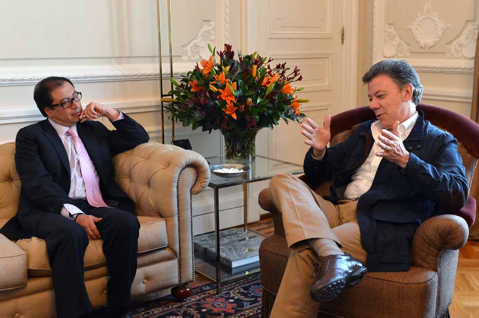 El alcalde Gustavo Petro con el presidente Juan Manuel Santos en la Casa de Nariño. / Archivo