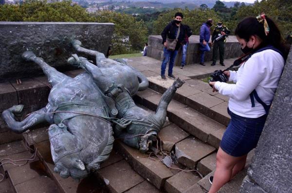 De estatuas, conquistadores, y colonialismo