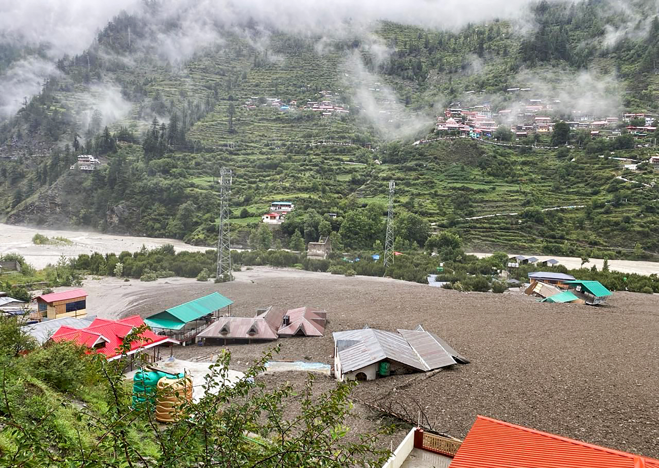 Deslizamiento de tierra arrasa gran parte de un pueblo en el Himalaya indio