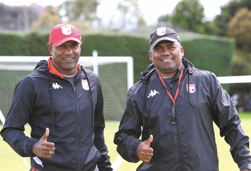Hubert Bodhert (der.) junto a su asistente, Iván "Champeta" Velázquez en un entrenamiento.  / Independiente Santa Fe