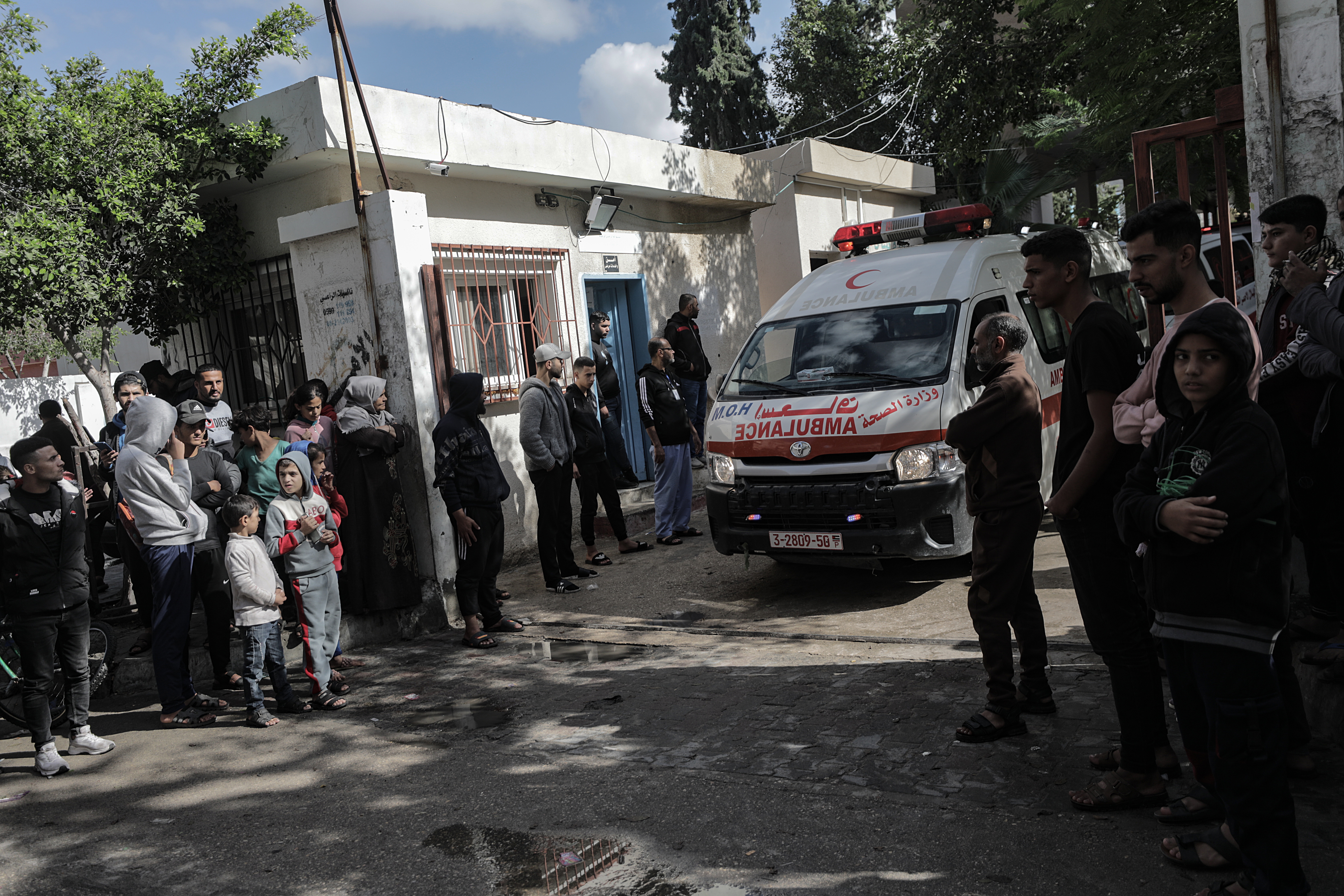 Rafah (--), 20/11/2023.- Ambulances transport premature babies evacuated from Gaza'Äôs Al-Shifa hospital, at the Emirates Crescent Hospital in Rafah, southern Gaza, 20 November 2023. According to the Palestinian Red Crescent, 28 premature infants were transferred on 20 November from the Emirati Hospital to the Rafah Crossing, in coordination with the World Health Organization and the United Nations Office for the Coordination of Humanitarian Affairs (OCHA). The Egyptian ministry of health said the infants would be transferred to receive medical treatment in Egyptian hospitals in Arish and Cairo. (Egipto) EFE/EPA/HAITHAM IMAD