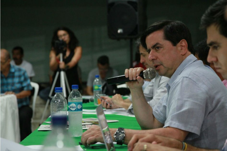 El ministro de Interior, Juan Fernando Cristo, en las negociaciones para ponerle fin al paro.