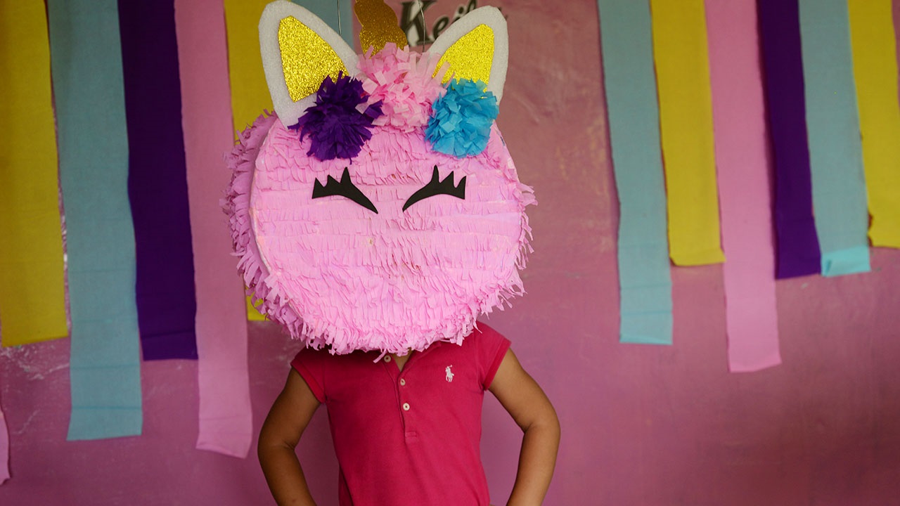 El día que Azucena cumplió cuatro años estaba alegre porque su tía le compró una piñata rosada, pero a la vez mostraba su tristeza porque extraña a su padre.