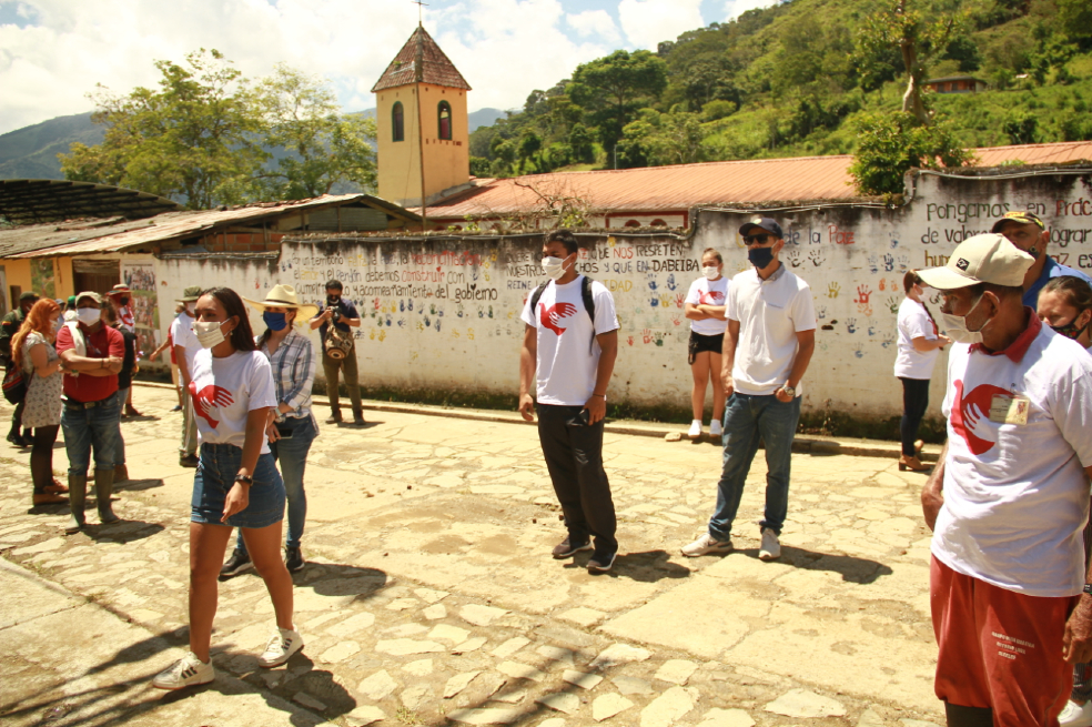 Un grupo de personas está esperando en una calle del pueblo de Dabeiba.
