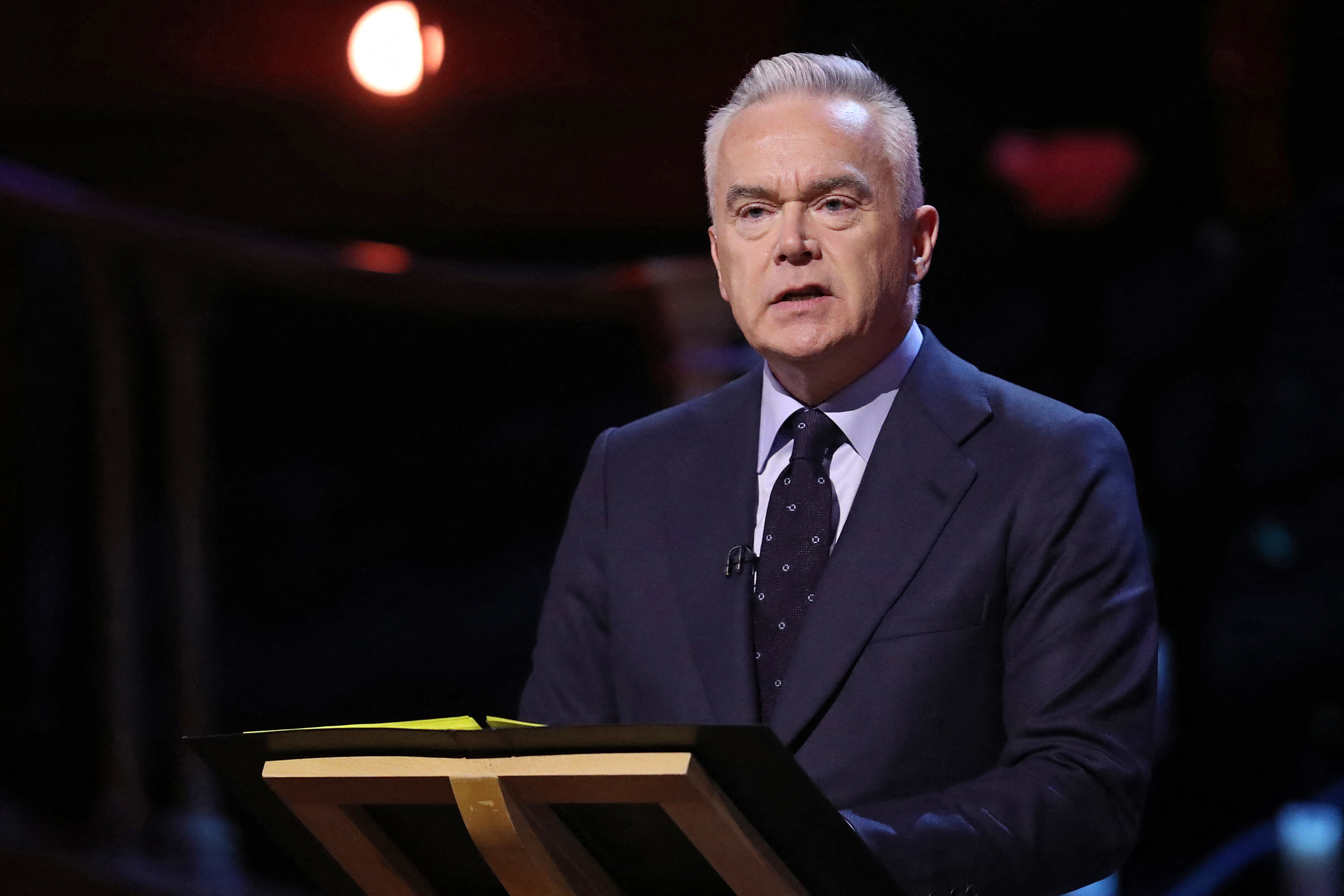Expresentador de BBC, Huw Edwards, inculpado por realizar imágenes pornográficas