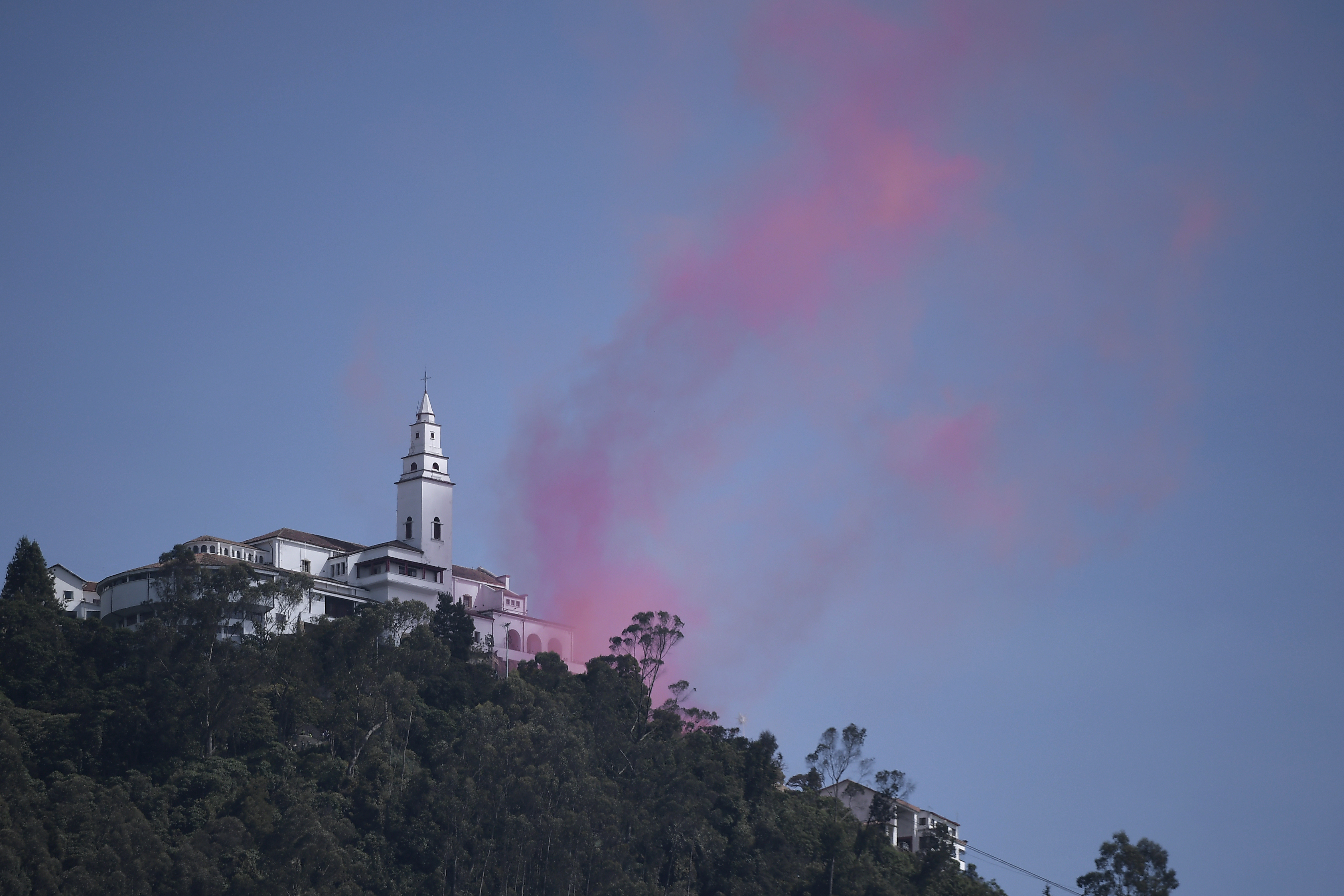 “Monserrate separa a las parejas que suben”: ¿de dónde viene ese mito?