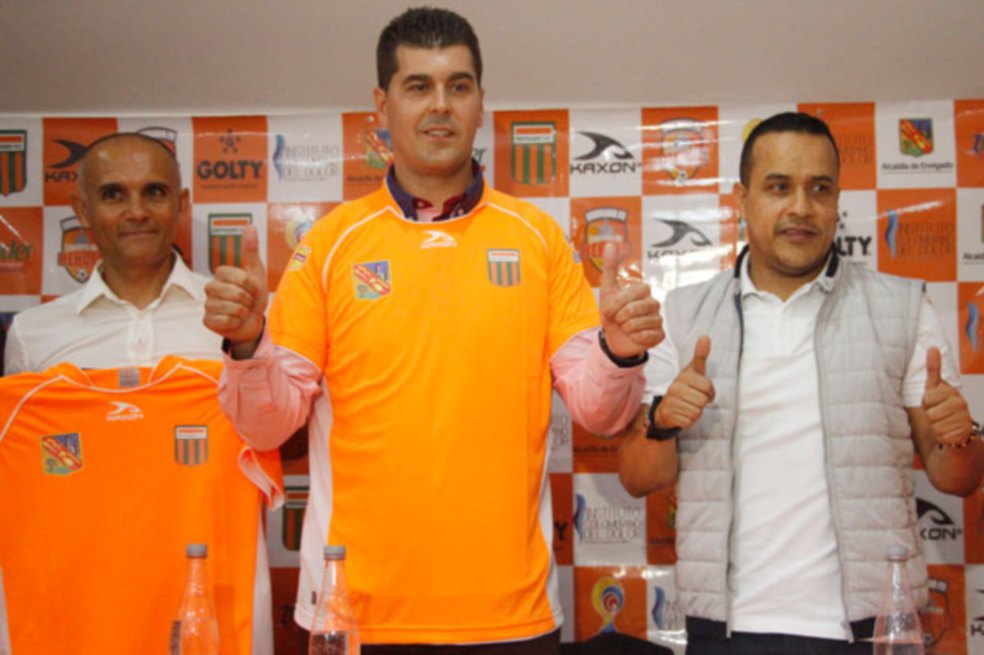 Envigado, líder con acento español