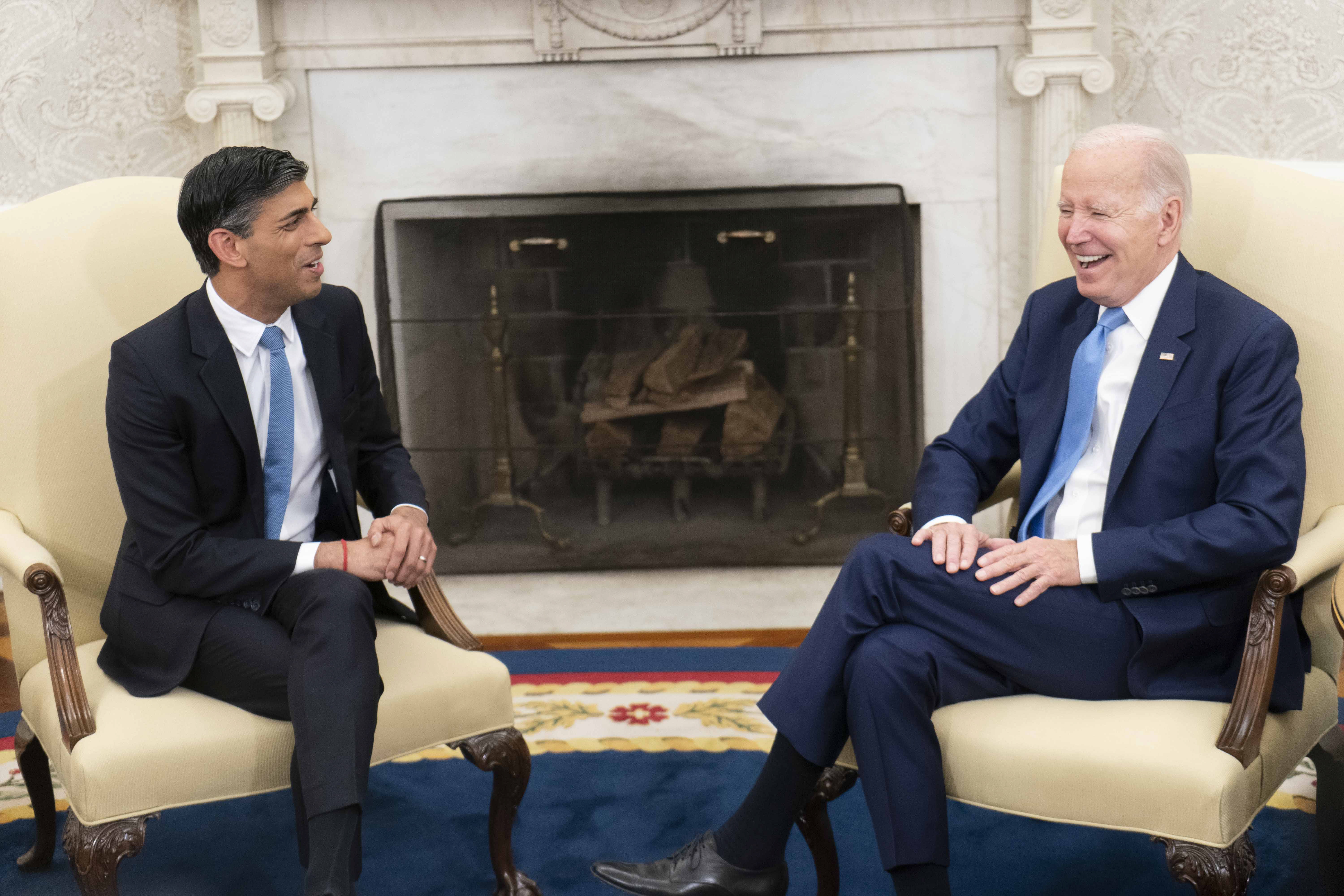 Washington (United States), 08/06/2023.- US President Joe Biden (R) holds a bilateral meeting with British Prime Minister Rishi Sunak in the Oval Office at the White House in Washington, DC, USA, 08 June 2023. Sunak meets with Biden to discuss a variety of issues such as the situation in Ukraine, NATO and bilateral trade. (Ucrania, Reino Unido, Estados Unidos) EFE/EPA/BONNIE CASH / POOL