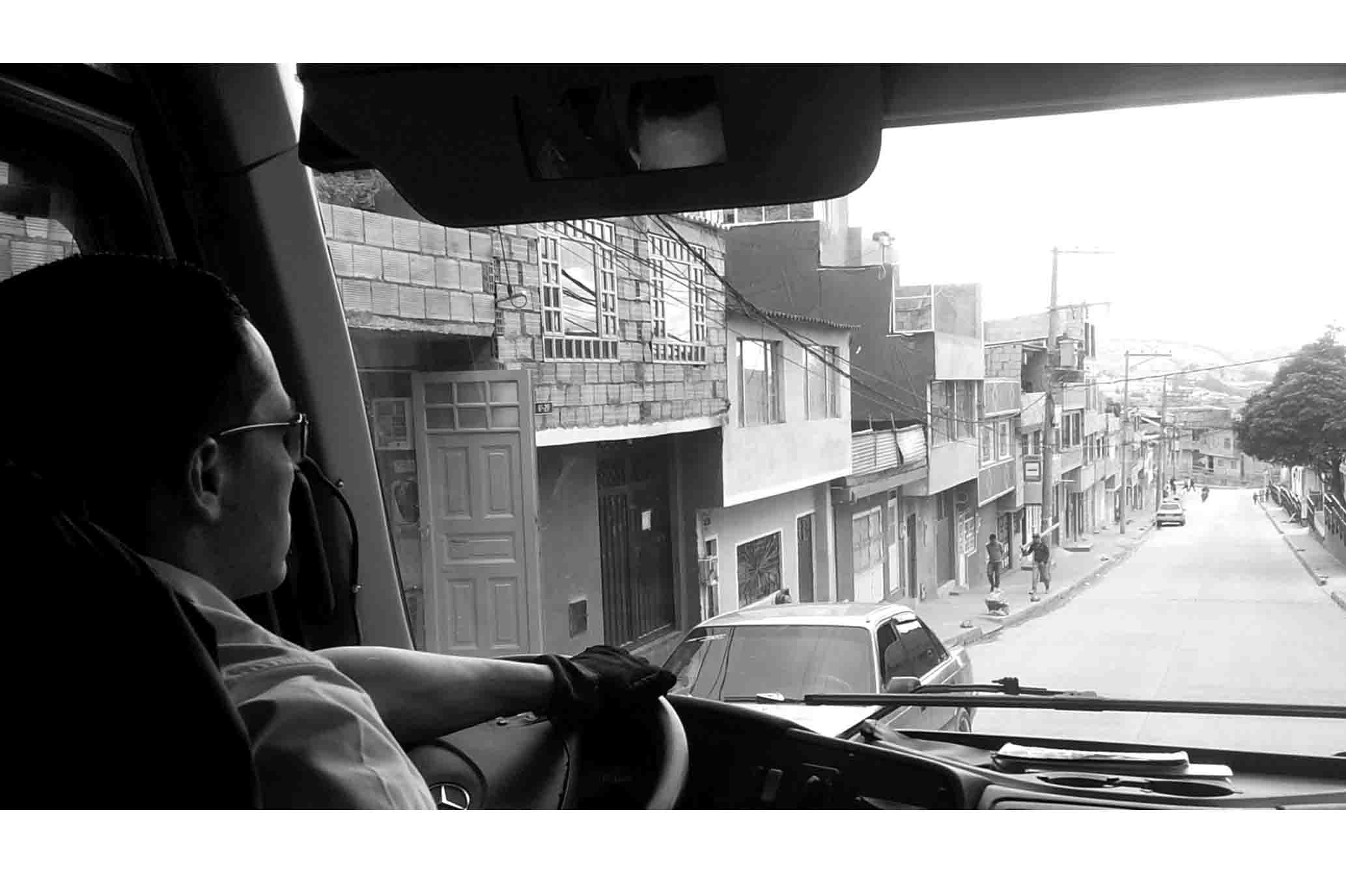 Jhon Peña maneja un bus del SITP que recorre la ruta hacia Puerta al Llano en Usme. / Archivo - El Especatdor