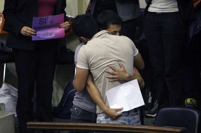 Notarios retan al procurador por matrimonio igualitario
