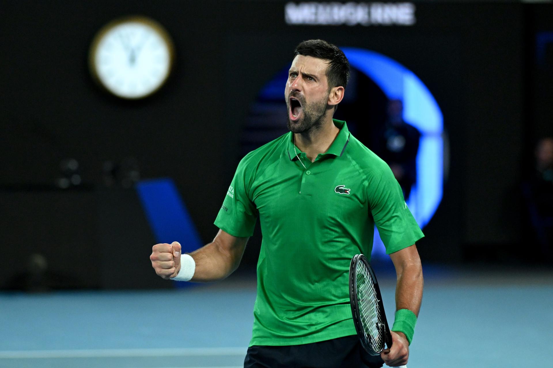FOTODELDIA MELBOURNE (Australia), 30/01/2026.- El tenista serbio Novak Djokovic, tras vencer al italiano Jannik Sinner, este viernes en la semifinal masculina del torneo de tenis Abierto de Australia 2026 en Melbourne. EFE/JAMES ROSS PROHIBIDO USO EN AUSTRALIA Y NUEVA ZELANDA