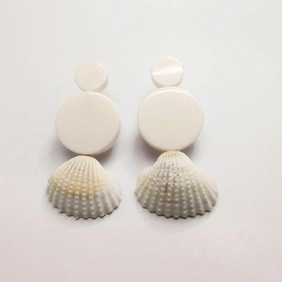 Las joyas artesanales de AndreaFreydell, disponibles en lastiendas Ambiente Living y enel Instagram @andreafreydell,son perfectas a la hora debuscar un regalo o de darseun gusto. Sus productos sonvariados e innovadores, asíque se pueden encontrardesde joyas en filigrana hastaelaboradas en cera perdida.