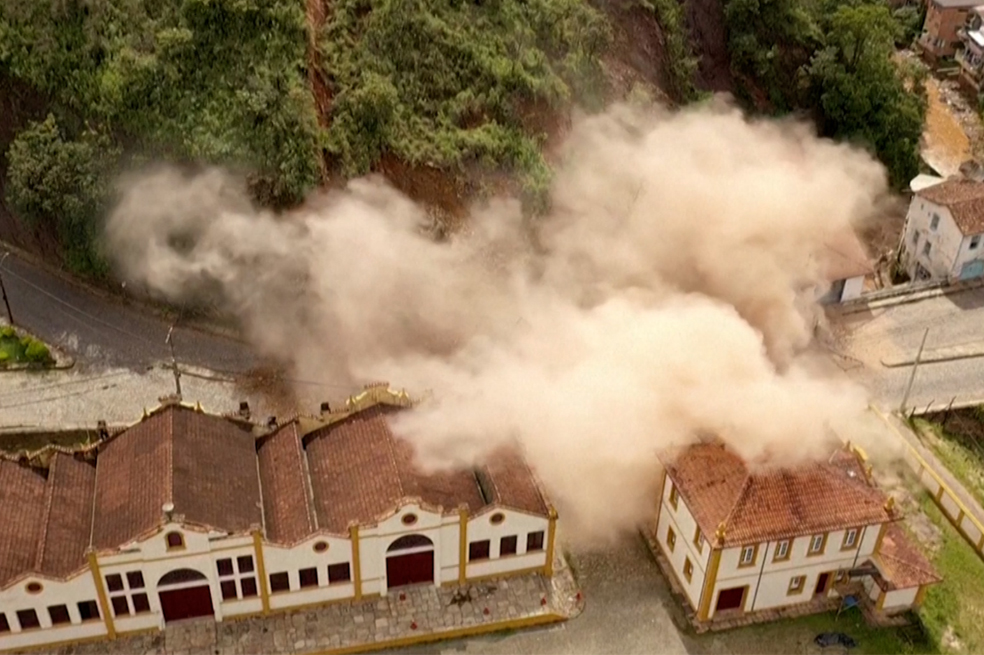 Derrumbe destruye casonas históricas en Brasil