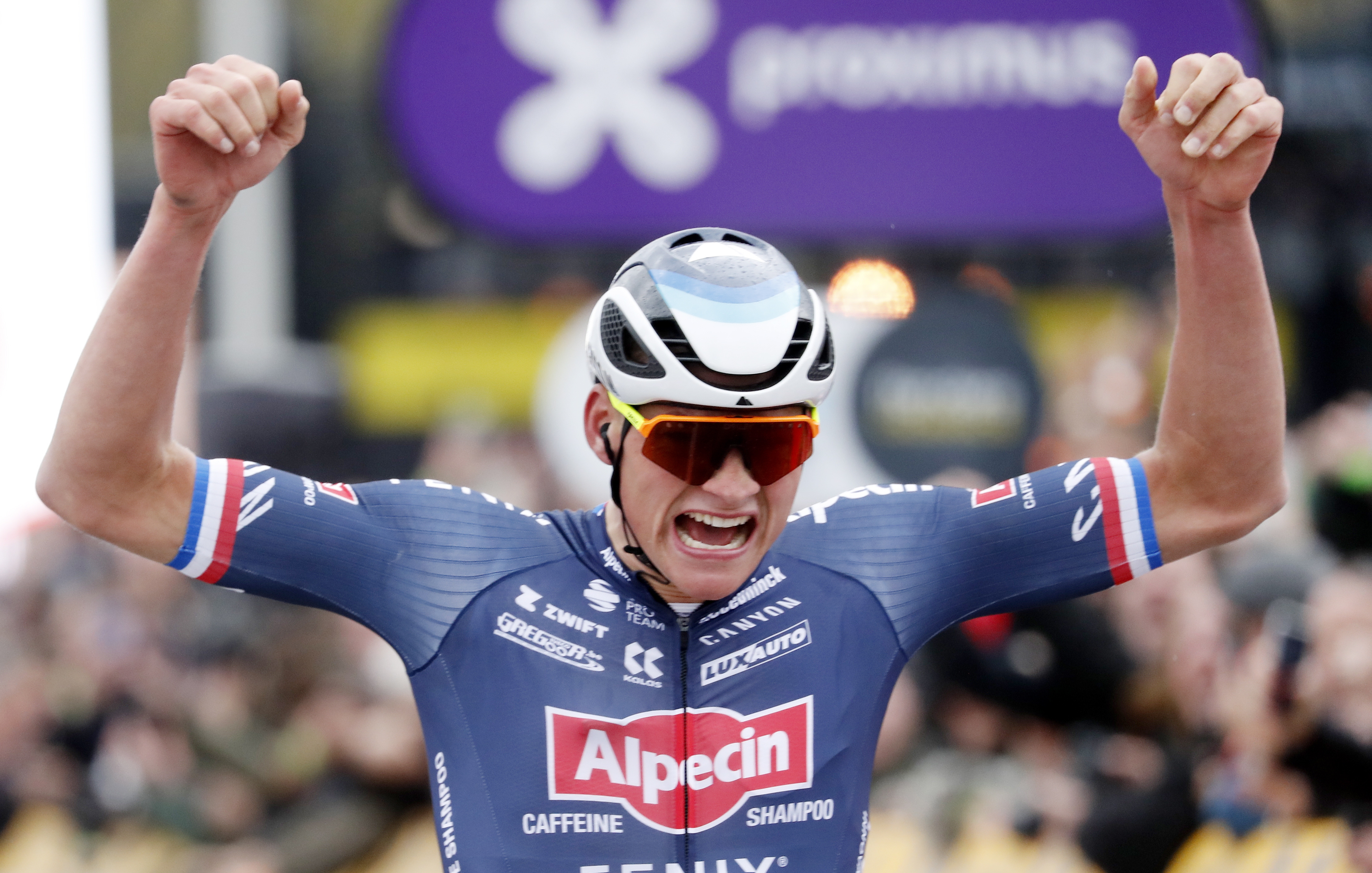 Oudenaarde (Belgium), 03/04/2022.- Dutch cyclist Mathieu van der Poel of AlpecinñFenix wins the Tour of Flanders cycling race over 272.5km from Antwerpen to Oudenaarde, Belgium, 03 April 2022. (Ciclismo, Bélgica, Amberes) EFE/EPA/JULIEN WARNAND
