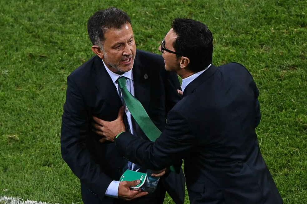 Juan Carlos Osorio, entrenador colombiano de la selección de México, durante el altercado en el partido de la Copa Confederaciones frente a Nueva Zelanda. / AFP