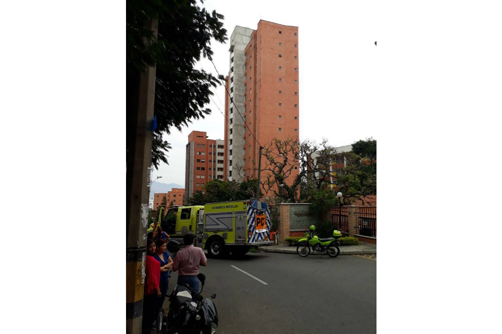 Evacúan edificios aledaños a Bernavento, en Medellín, por riesgo de desplome