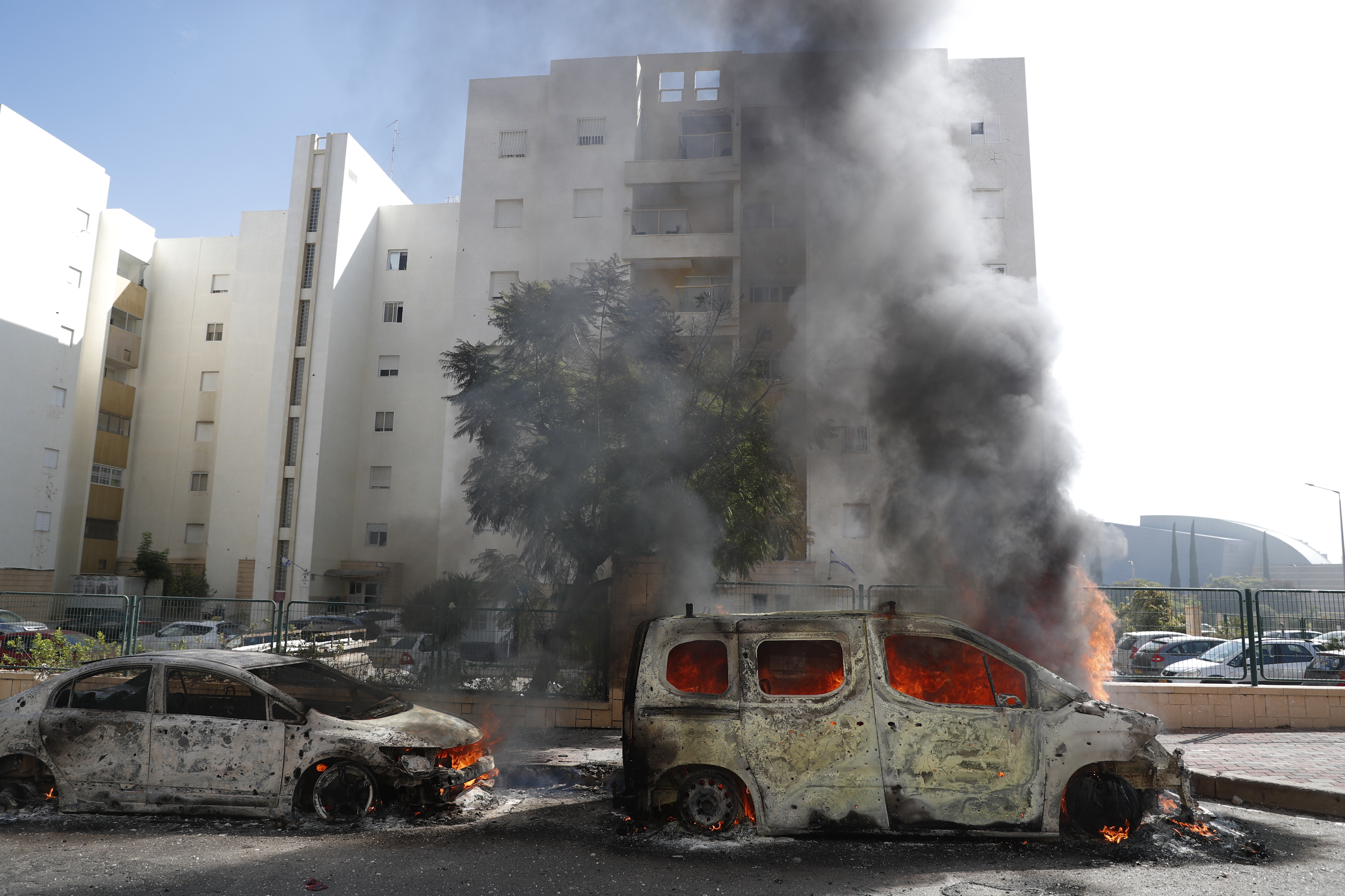 Ashkelon (Israel), 07/10/2023.- Burning vehicles in the Israeli city of Ashkelon following rocket launches from Gaza, 07 October 2023. Rocket barrages were launched from the Gaza Strip early Saturday in a surprise attack claimed by the Islamist movement Hamas. EFE/EPA/ATEF SAFADI