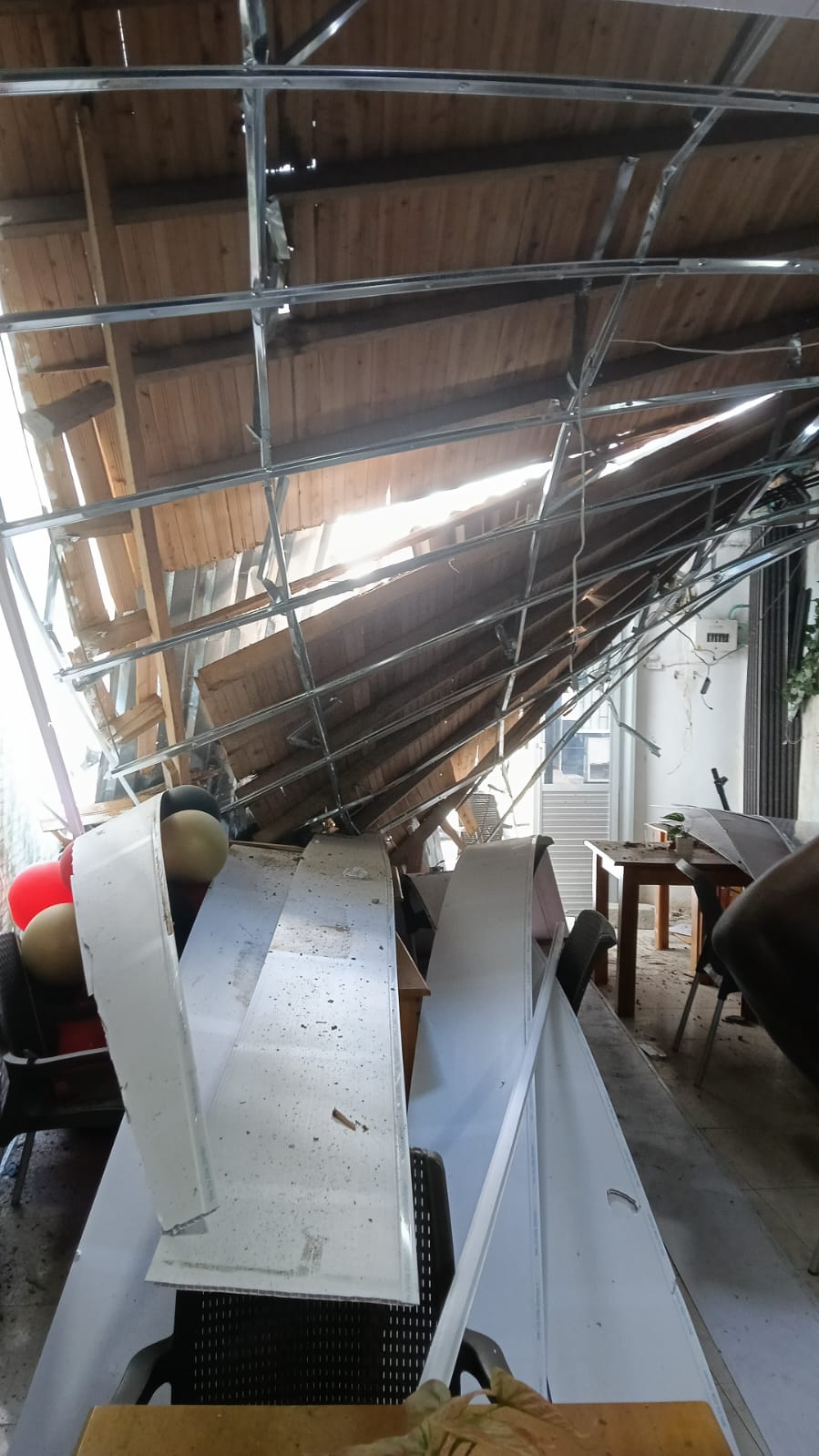 Así quedó el negocio de Ana Berta Panesso en Medio Atrato, Chocó, tras el terremoto del 10 de agosto.