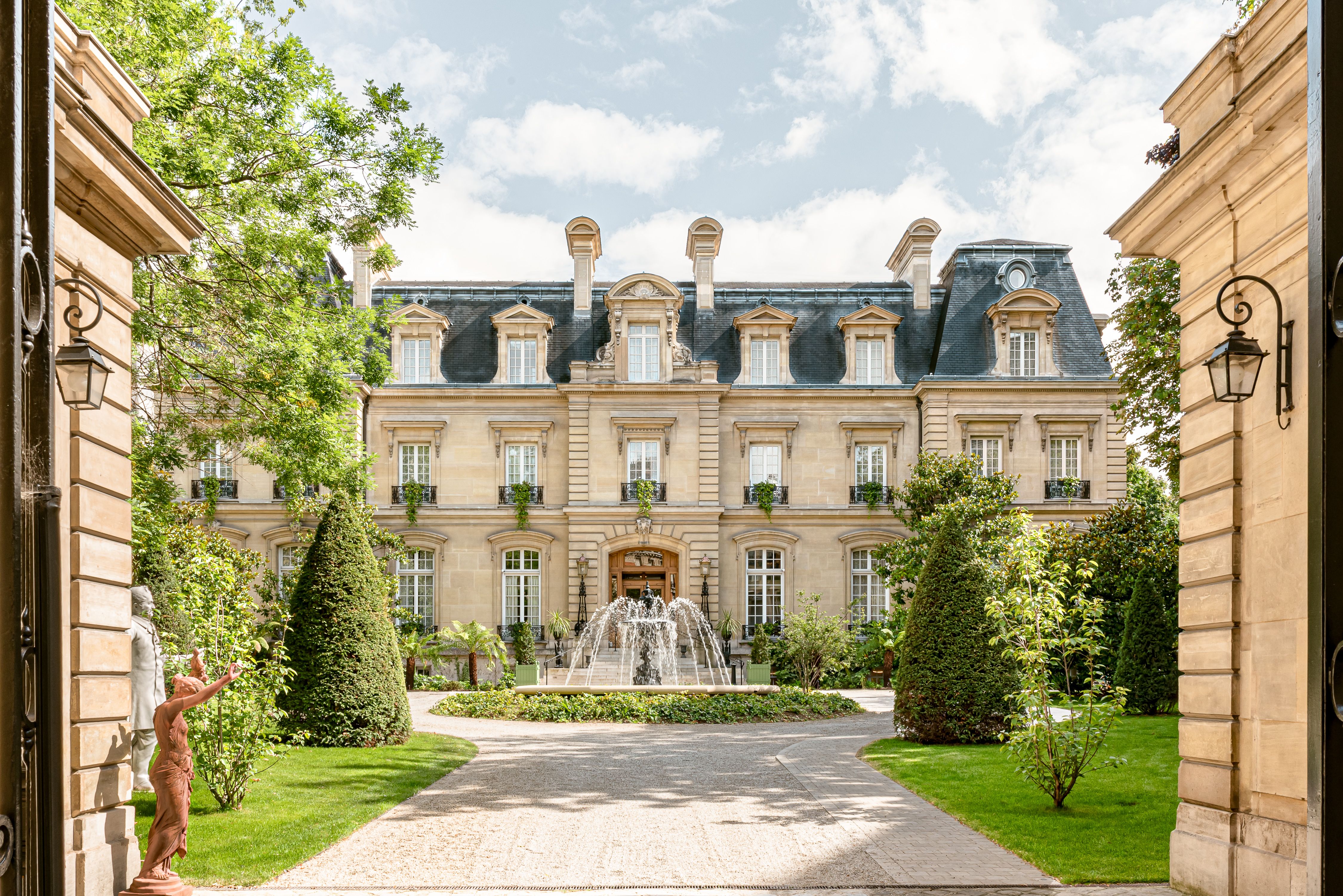 París en primavera es simplemente encantador. Impresionante arquitectura francesa enmarcada por hermosos cielos azules con deliciosos pasteles parisinos y cocina francesa en todo momento. Para vivir una experiencia verdaderamente única en París, debes visitar el hotel Saint James Paris, el único hotel chateau de la ciudad