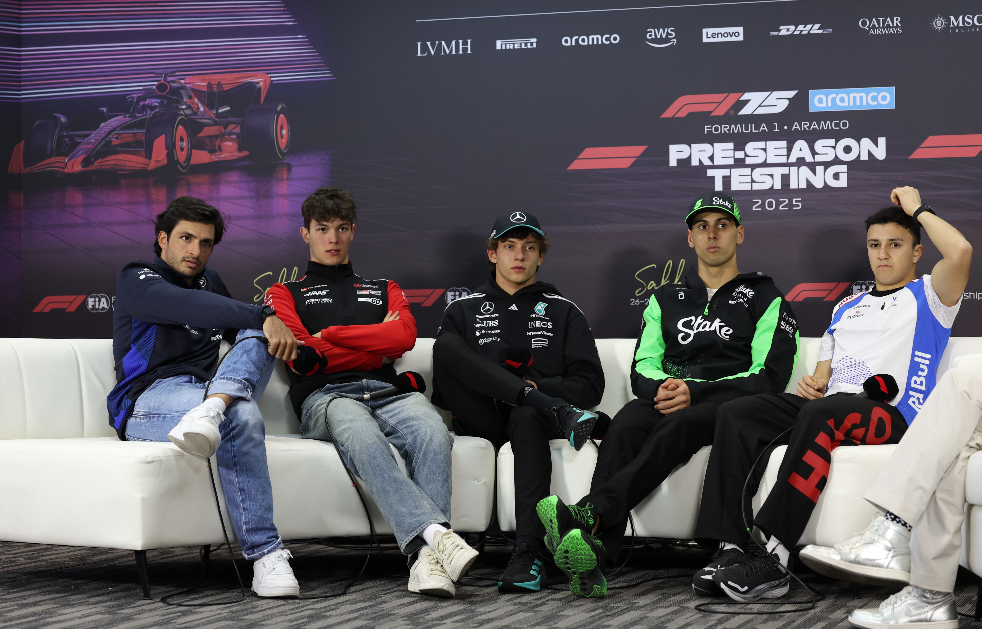 SAKHIR (Bahrain), 28/02/2025.- (L-R) Williams driver Carlos Sainz Jr of Spain, Haas driver Oliver Bearman of Britain, Mercedes driver Andrea Kimi Antonelli of Italy, Kick Sauber driver Gabriel Bortoleto of Brazil, and RB driver Isack Hadjar of France attend a press conference during the Formula 1 pre-season testing at Bahrain International Circuit in Sakhir, Bahrain, 28 February 2025. (Fórmula Uno, Bahrein, Brasil, Francia, Italia, España, Reino Unido) EFE/EPA/ALI HAIDER