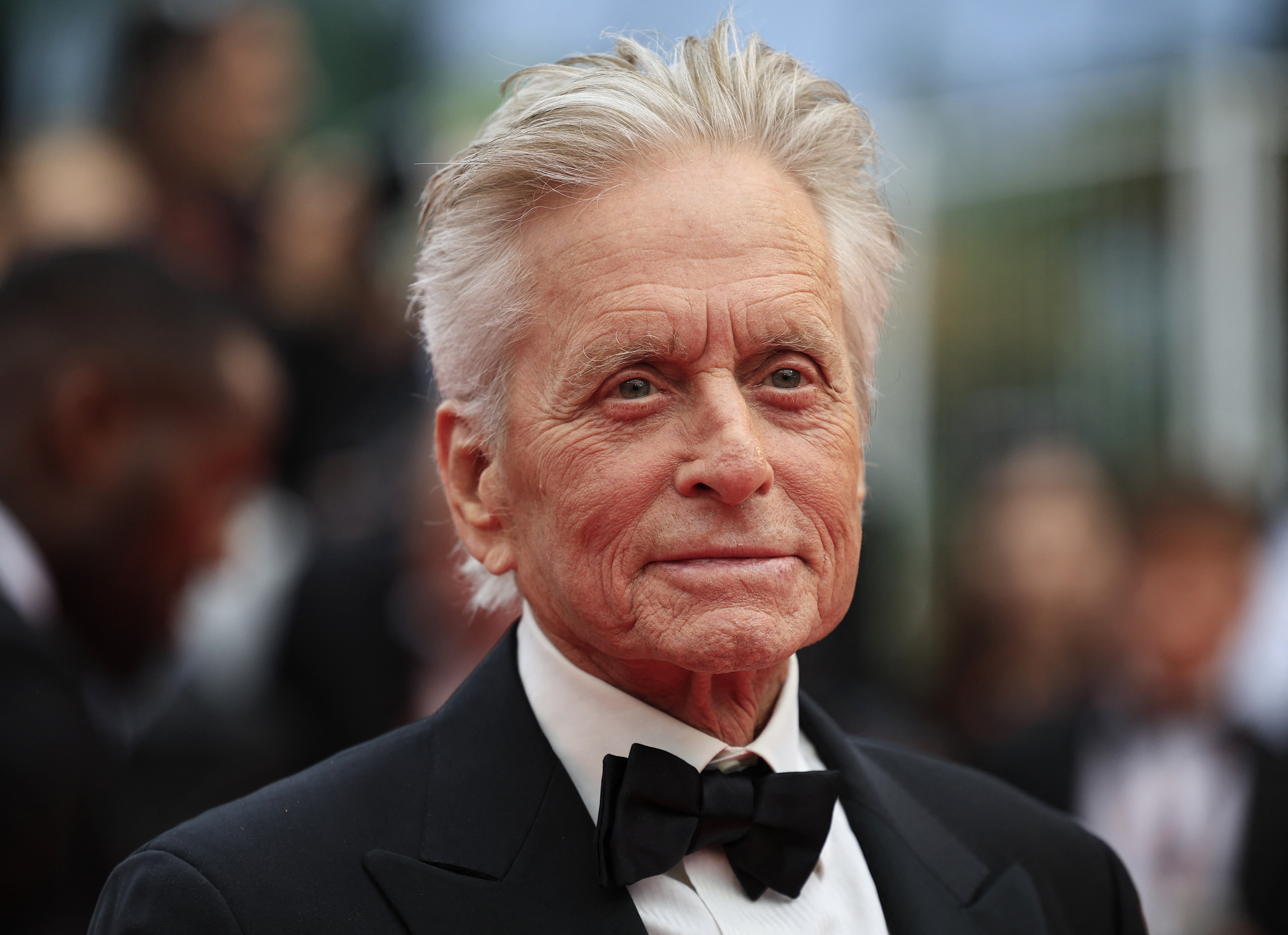 Michael Douglas llega para la ceremonia de apertura y la proyección de la película "Jeanne du Barry" durante la 76ª edición del Festival de Cine de Cannes.