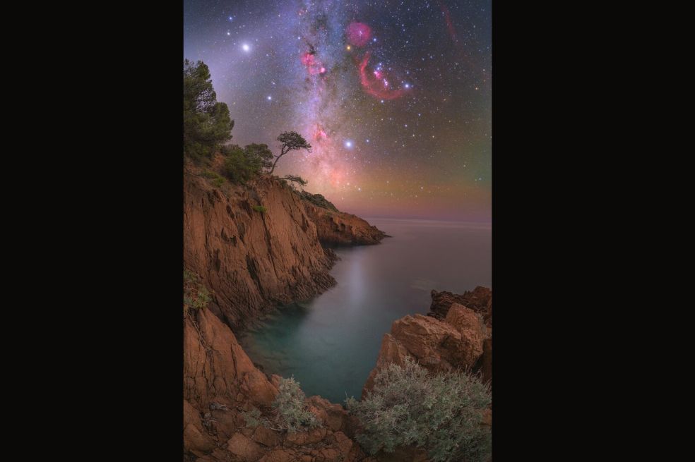 Anthony Lopez contó que su imagen fue capturada en los acantilados costeros cerca de mi casa en el sur de Francia, un lugar donde la costa, las estrellas y el silencio circundante se funden en perfecta armonía. La llamó “Luz celestial sobre acantilados marinos”.