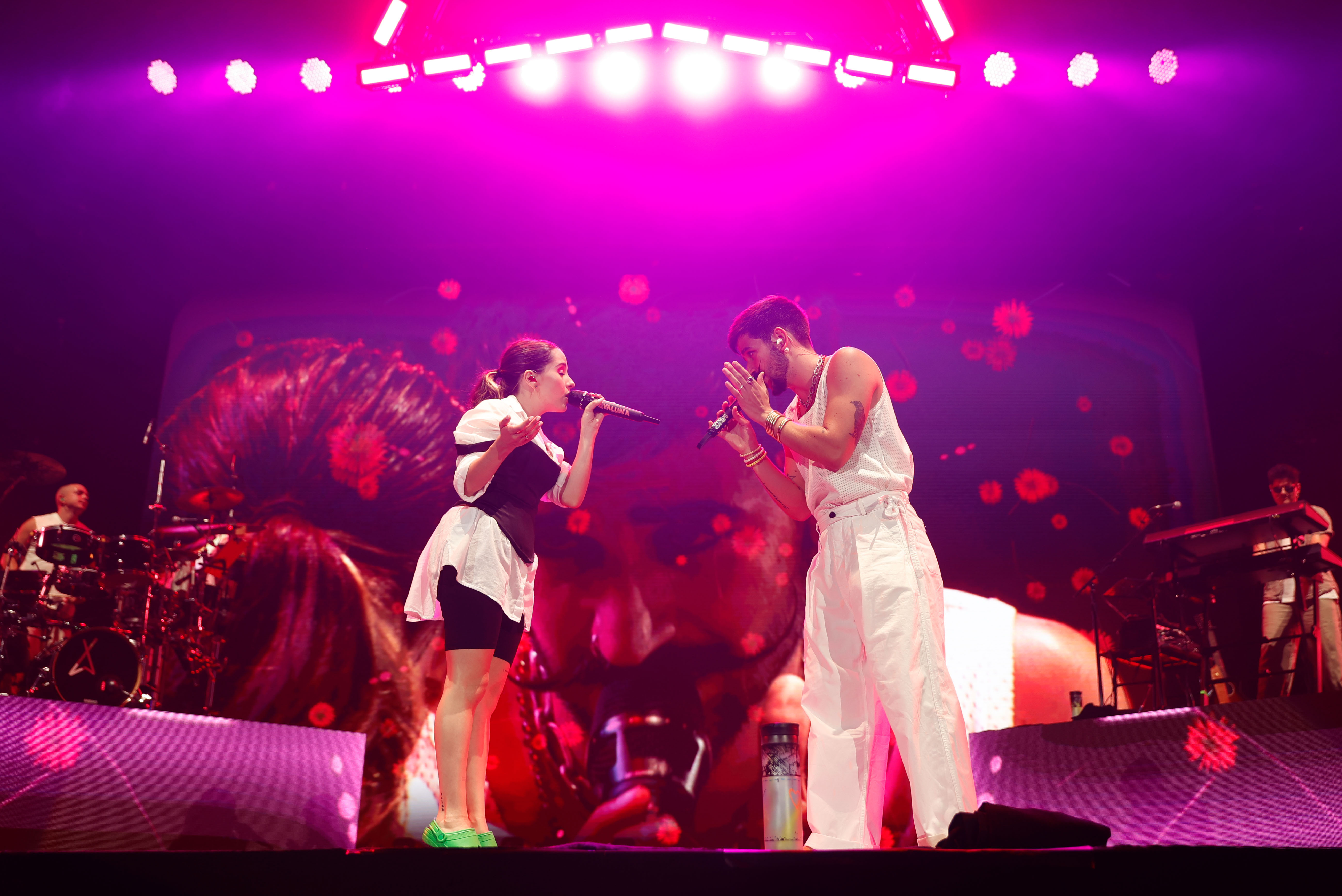 MADRID, 27/07/2022.- El cantante colombiano Camilo y su pareja, la actriz y cantante venezolana Evaluna Montaner, durante el concierto que ha ofrecido este miércoles en el WiZink Center de Madrid. EFE/ Mariscal