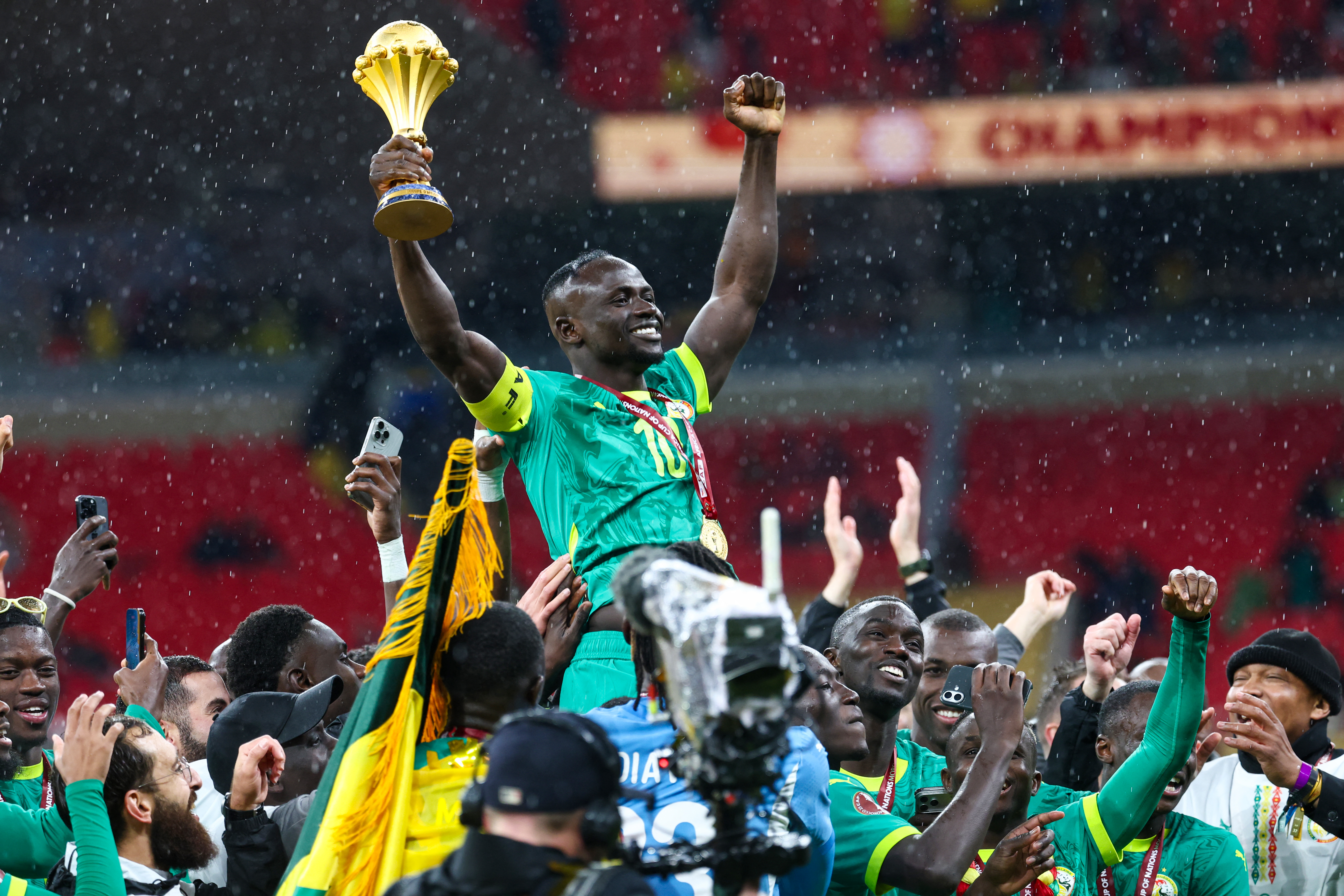 Los jugadores de Senegal celebran la segunda Copa Africana de Naciones que conquistan en su historia. La primera fue en 2021.
