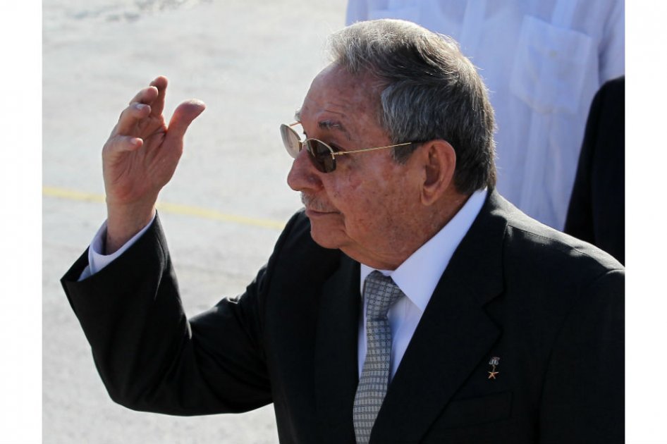 El presidente de Cuba, Raúl Castro, tras despedir a su homólogo de Francia, François Hollande, en el aeropuerto José Martí de La Habana (Cuba). /AFP
