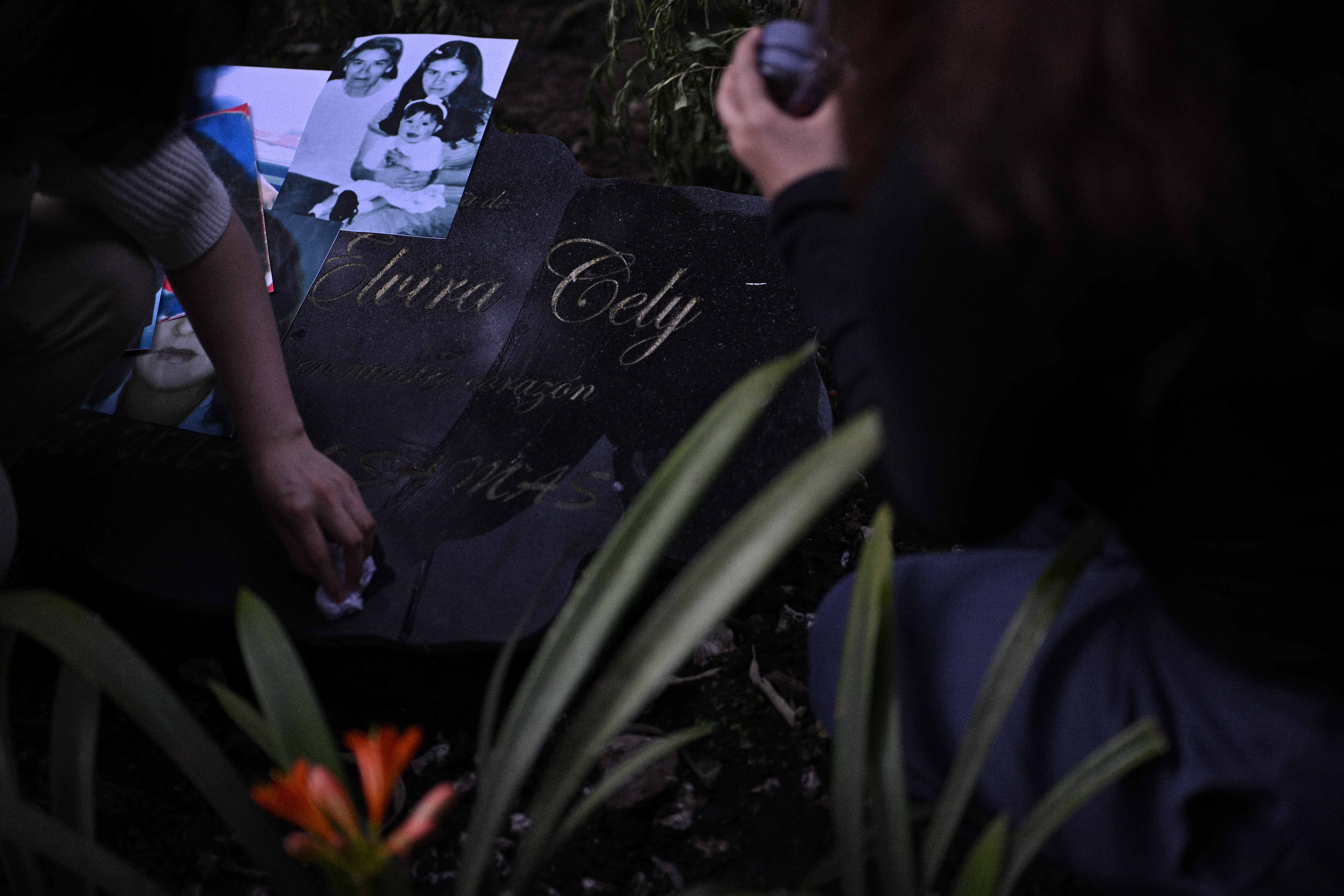 Con un pañuelo, una mujer limpia la placa de Rosa Elvira.