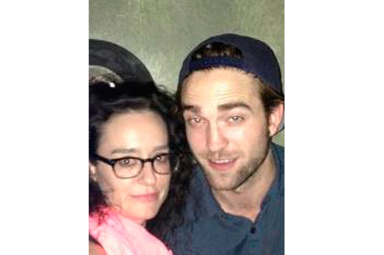 Robert Pattinson se aburre en un concierto de Black Keys