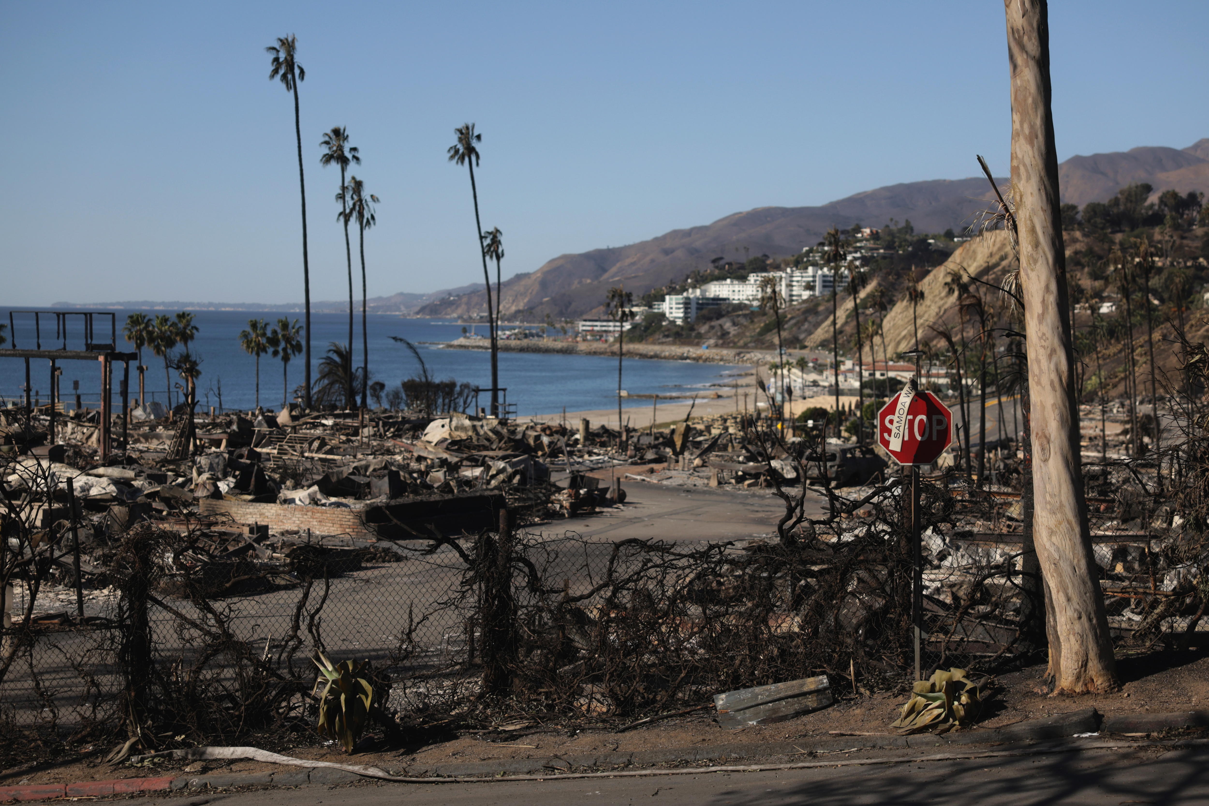 Los Angeles (United States), 13/01/2025.- A neighborhood destroyed by the Palisades wildfire in the Pacific Palisades neighborhood of Los Angeles, California, USA, 13 January 2025. Multiple wildfires, which have already destroyed thousands of homes and forced thousands of people to evacuate neighborhoods, are continuing to burn across thousands of acres in Southern California in the Los Angeles area. (incendio forestal) EFE/EPA/ALLISON DINNER