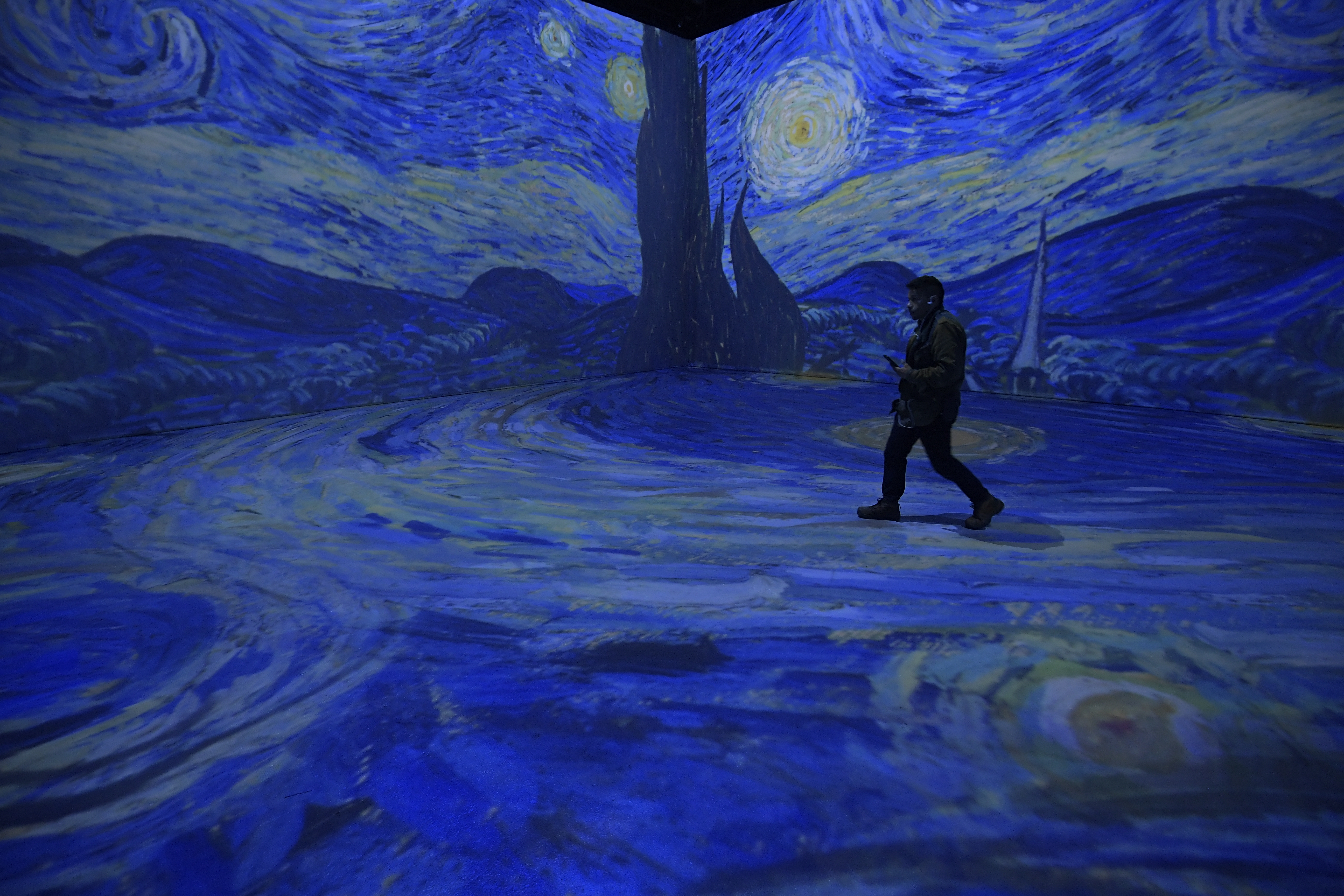 La exhibición 'Beyond Van Gogh' abre sus puertas hoy en la Gran Carpa Corferias, Bogotá. La muestra cuenta con 300 obras icónicas del artista holandés, que cobran vida con proyecciones digitales y música.