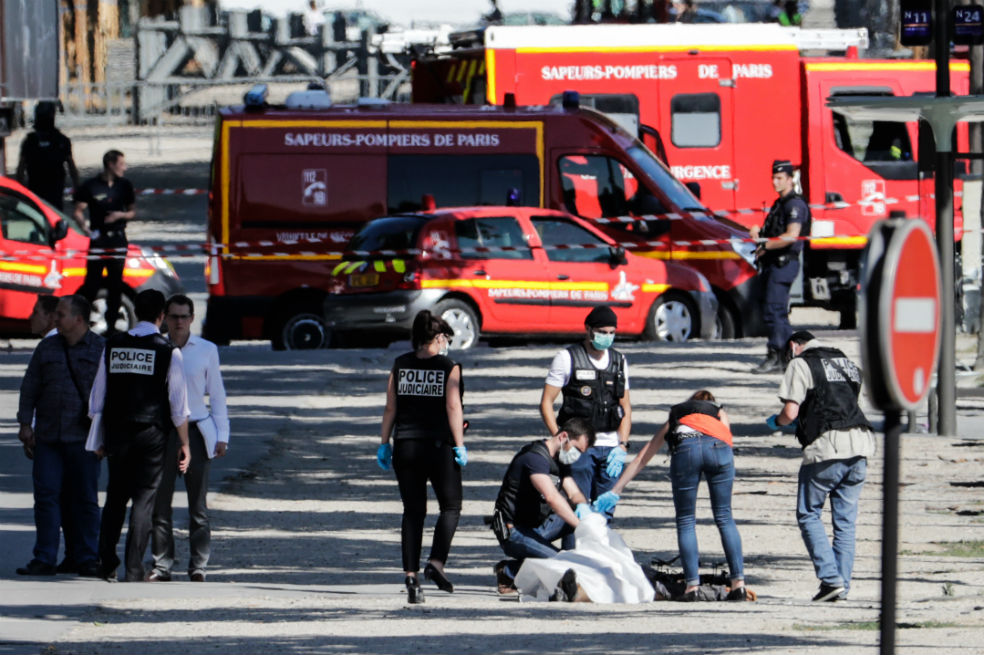 Hallan «alijo de armas» en casa del asaltante de Campos Elíseos en París