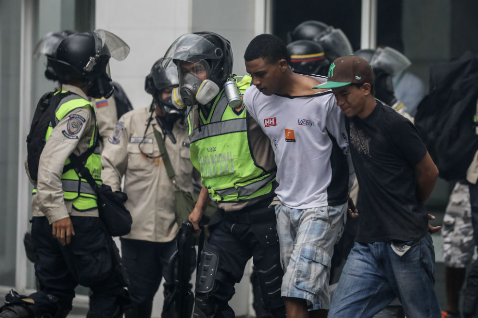 Venezuela vive jornada de represión en calles y enfrentamiento de poderes