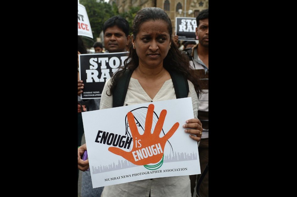 Crece polémica por fotoperiodista violada por cinco hombres en India