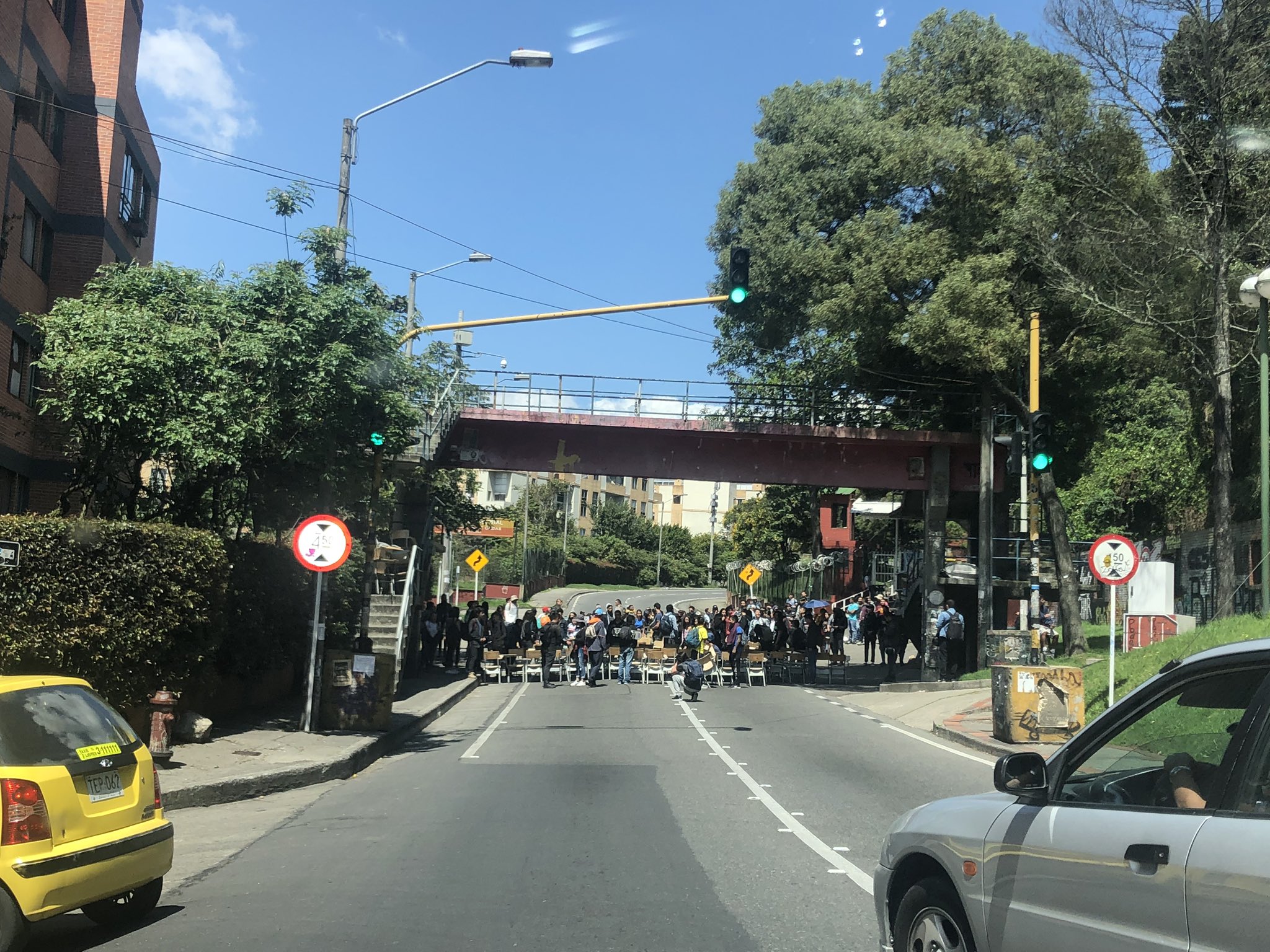Estudiantes de la U. Distrital bloquean Avenida Circunvalar con calle 26, en Bogotá